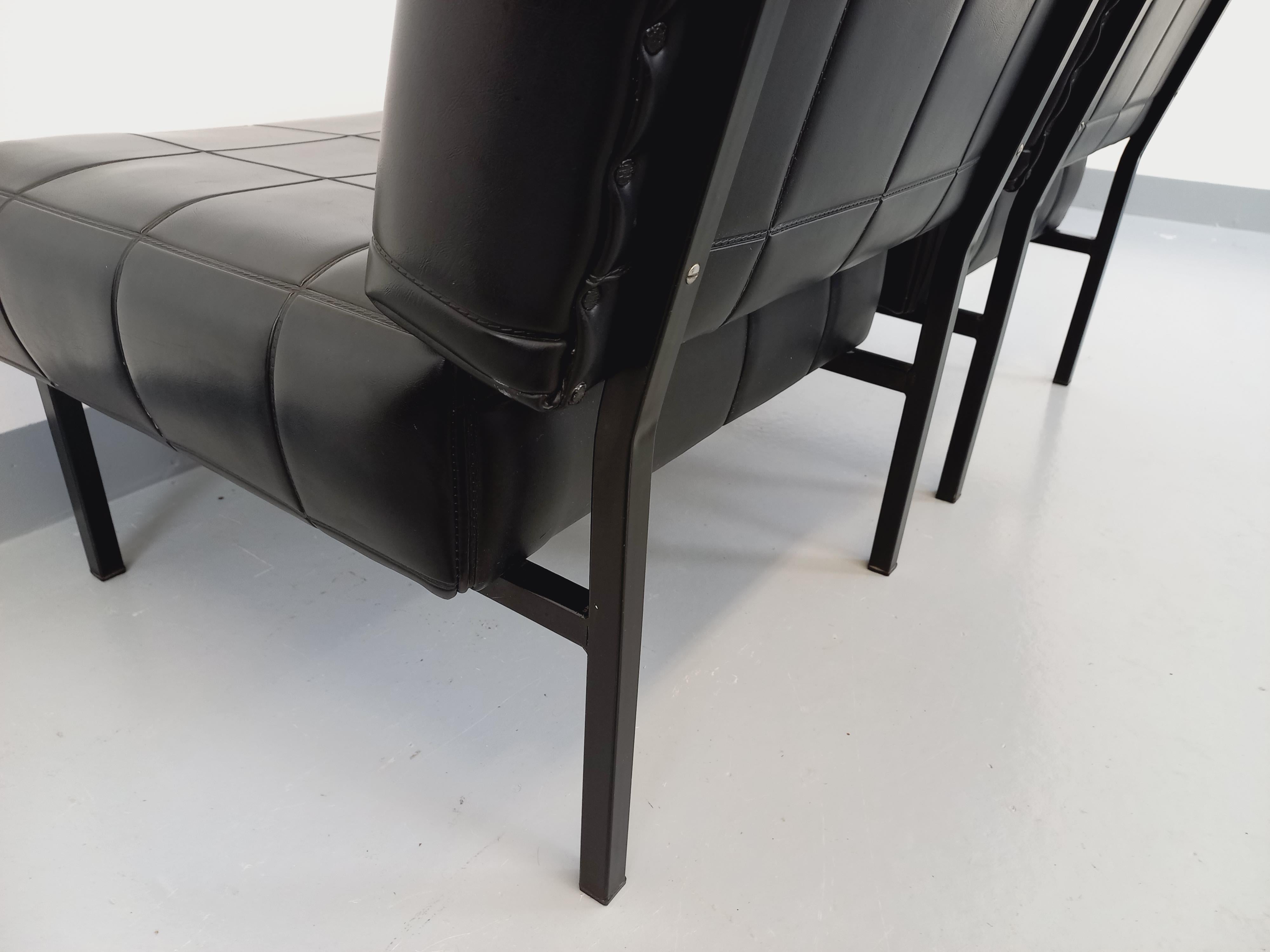 Français Suite de 2 fauteuils chauffeuses modernistes vintage en skai et métal des années