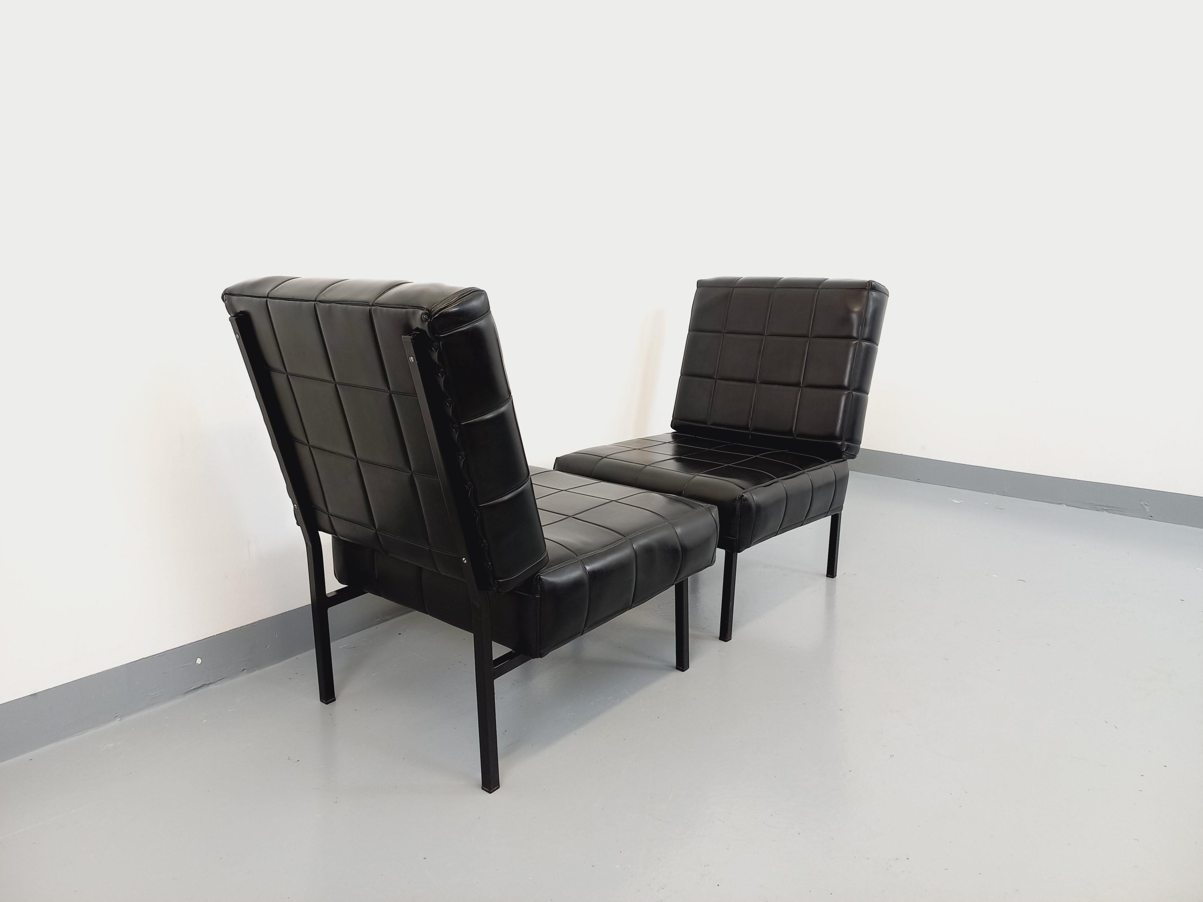 Suite de 2 fauteuils chauffeuses modernistes vintage en skai et métal des années Bon état à BESANÇON, FR