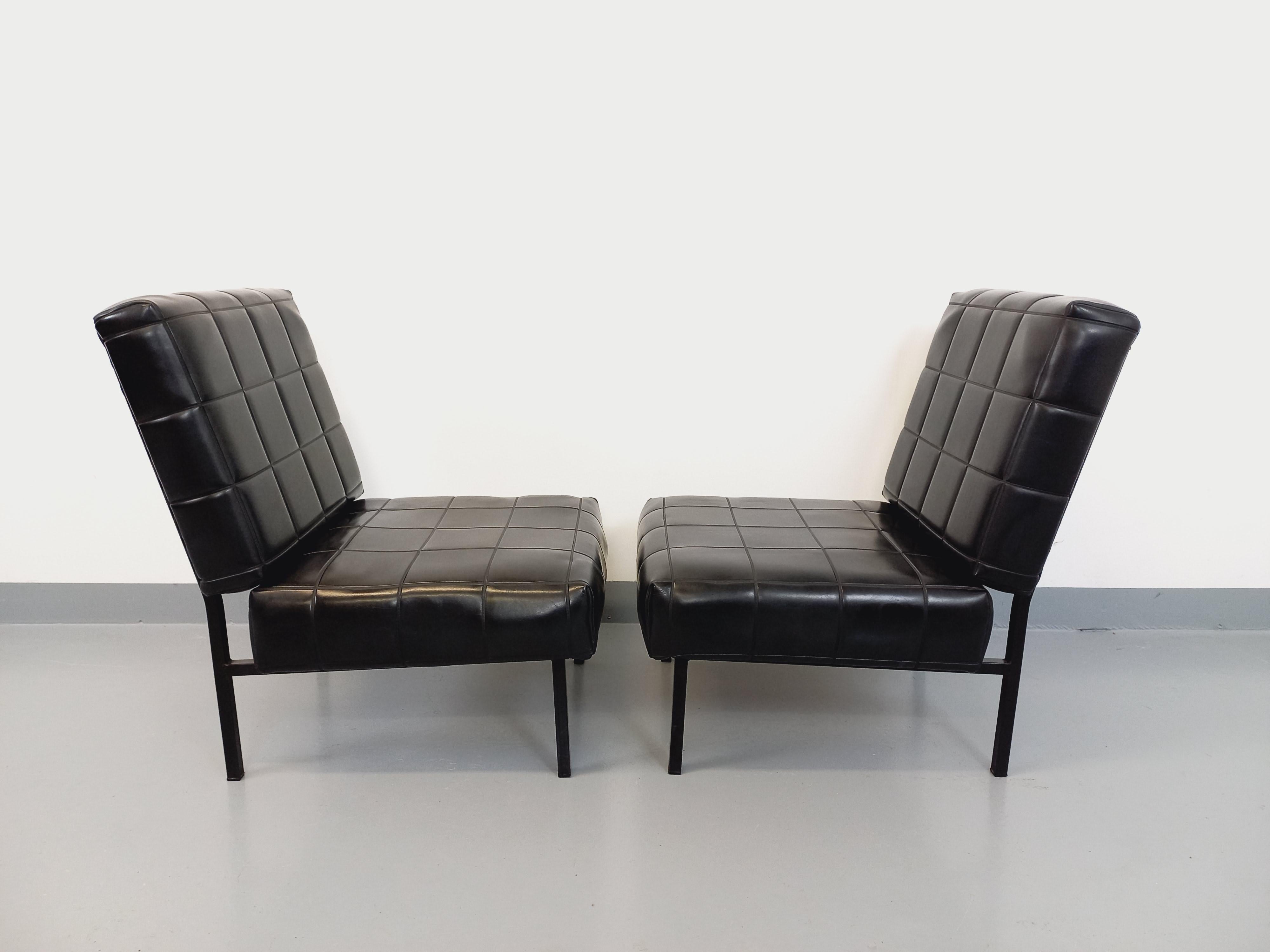 Milieu du XXe siècle Suite de 2 fauteuils chauffeuses modernistes vintage en skai et métal des années