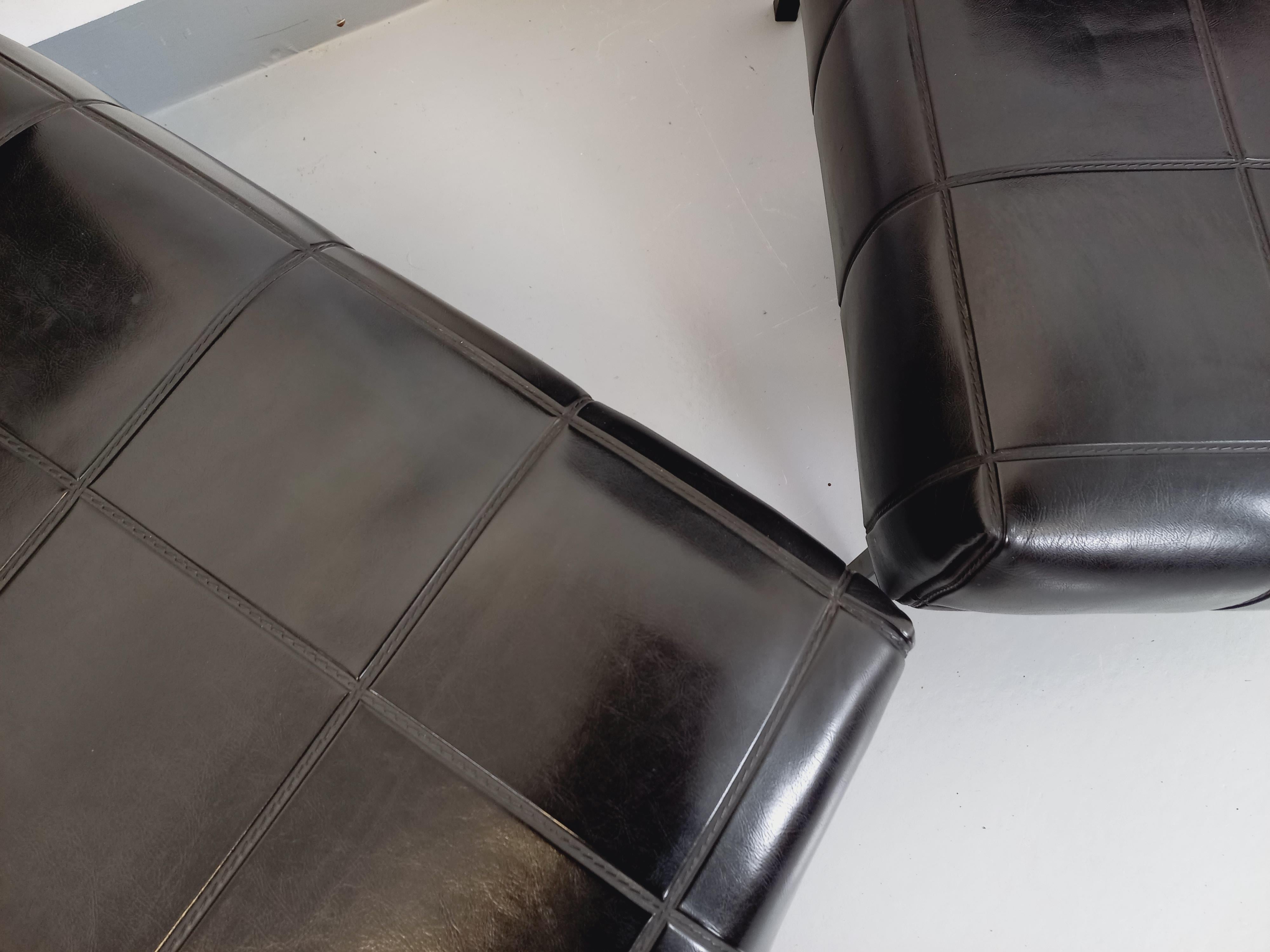 Métal Suite de 2 fauteuils chauffeuses modernistes vintage en skai et métal des années