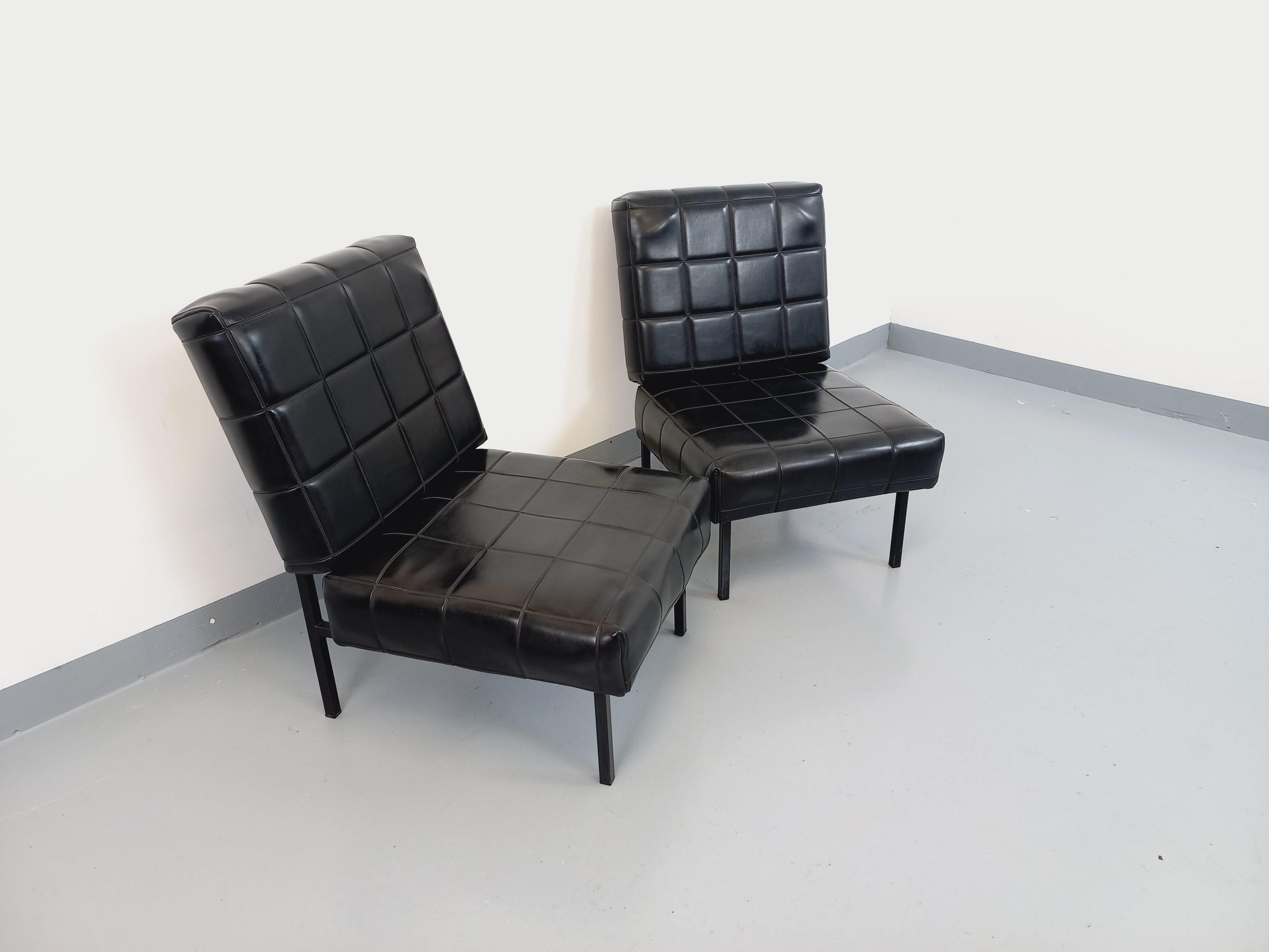 Suite de 2 fauteuils chauffeuses modernistes vintage en skai et métal des années 1