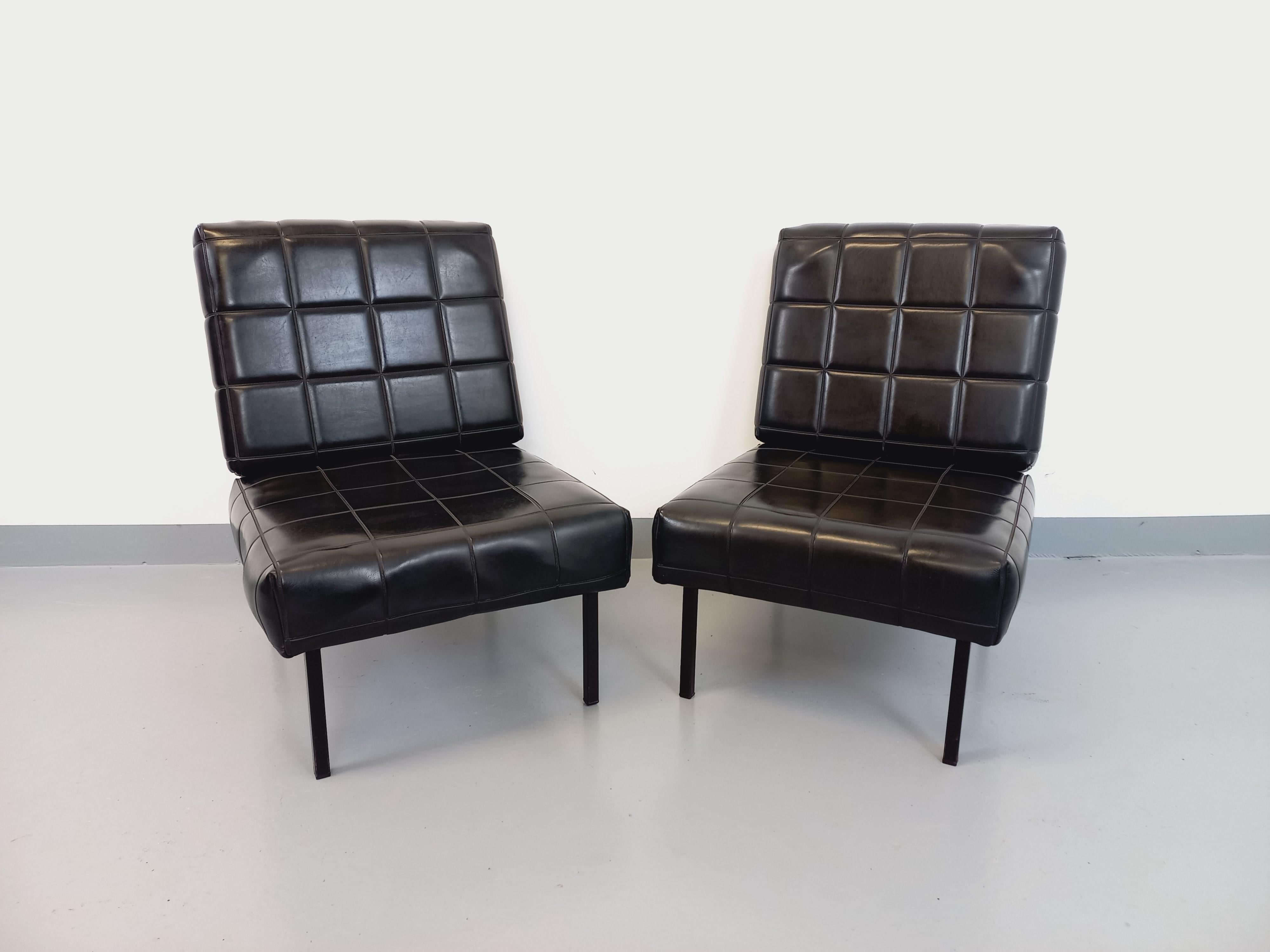 Suite de 2 fauteuils chauffeuses modernistes vintage en skai et métal des années 2