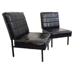 Suite de 2 fauteuils chauffeuses modernistes vintage en skai et métal des années