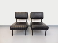 Suite de 2 fauteuils chauffeuses modernistes vintage en skai noir et métal