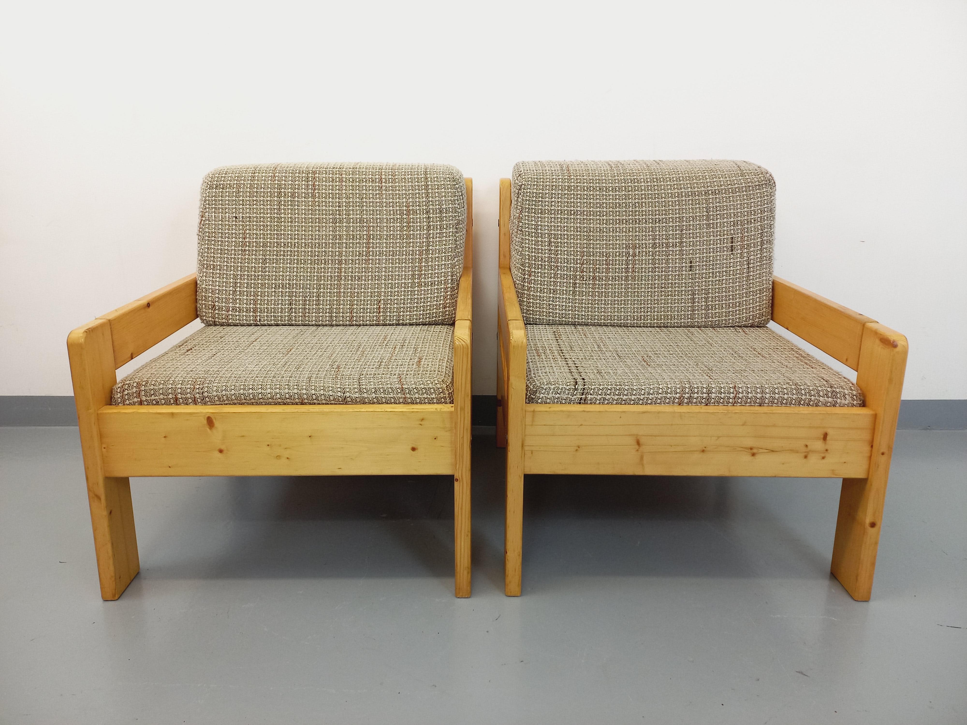 Suite de 2 fauteuils chauffeuses vintage en pin et tissu des années 70 en venta 3