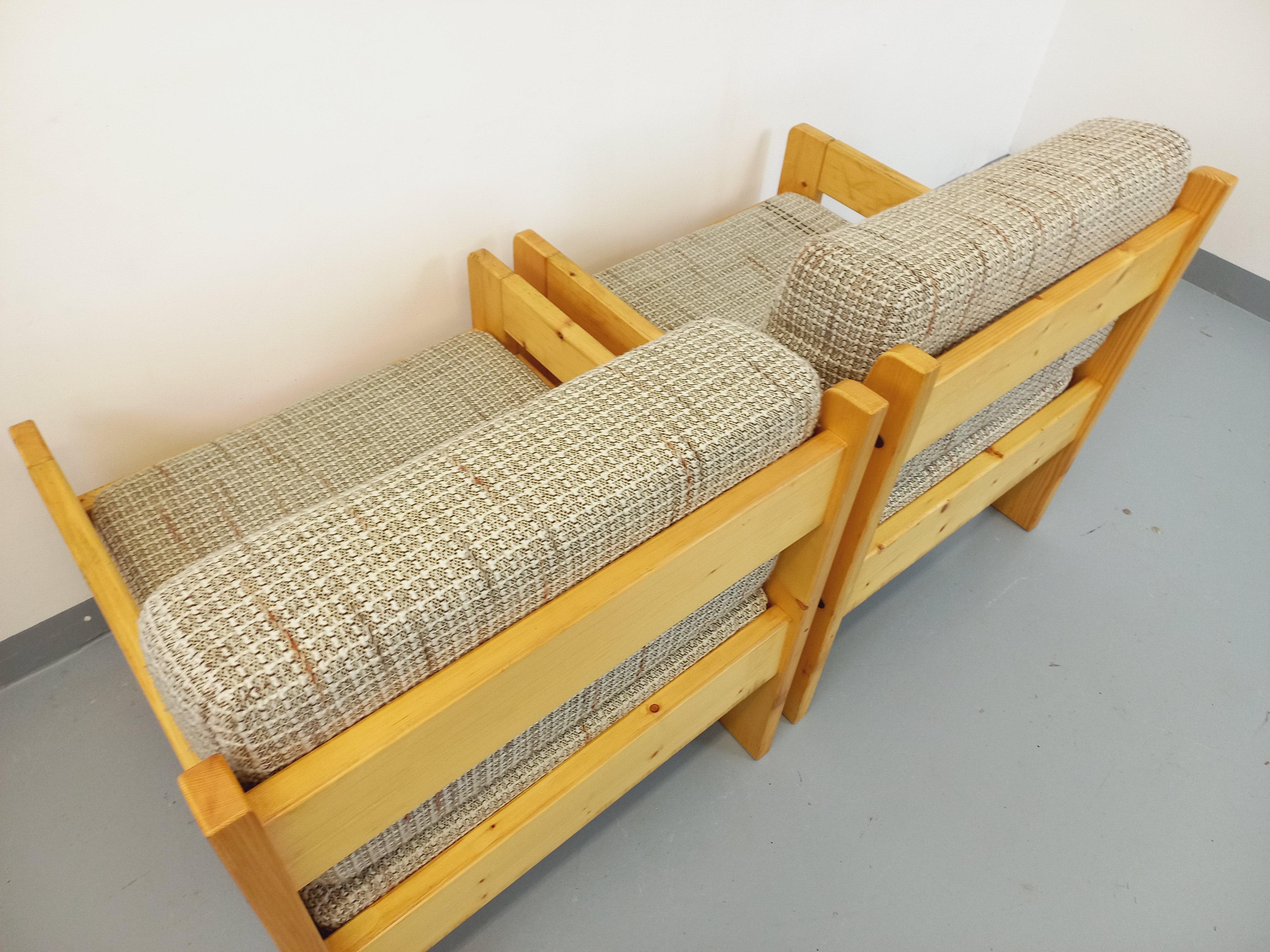 Suite de 2 fauteuils chauffeuses vintage en pin et tissu des années 70 en venta 4