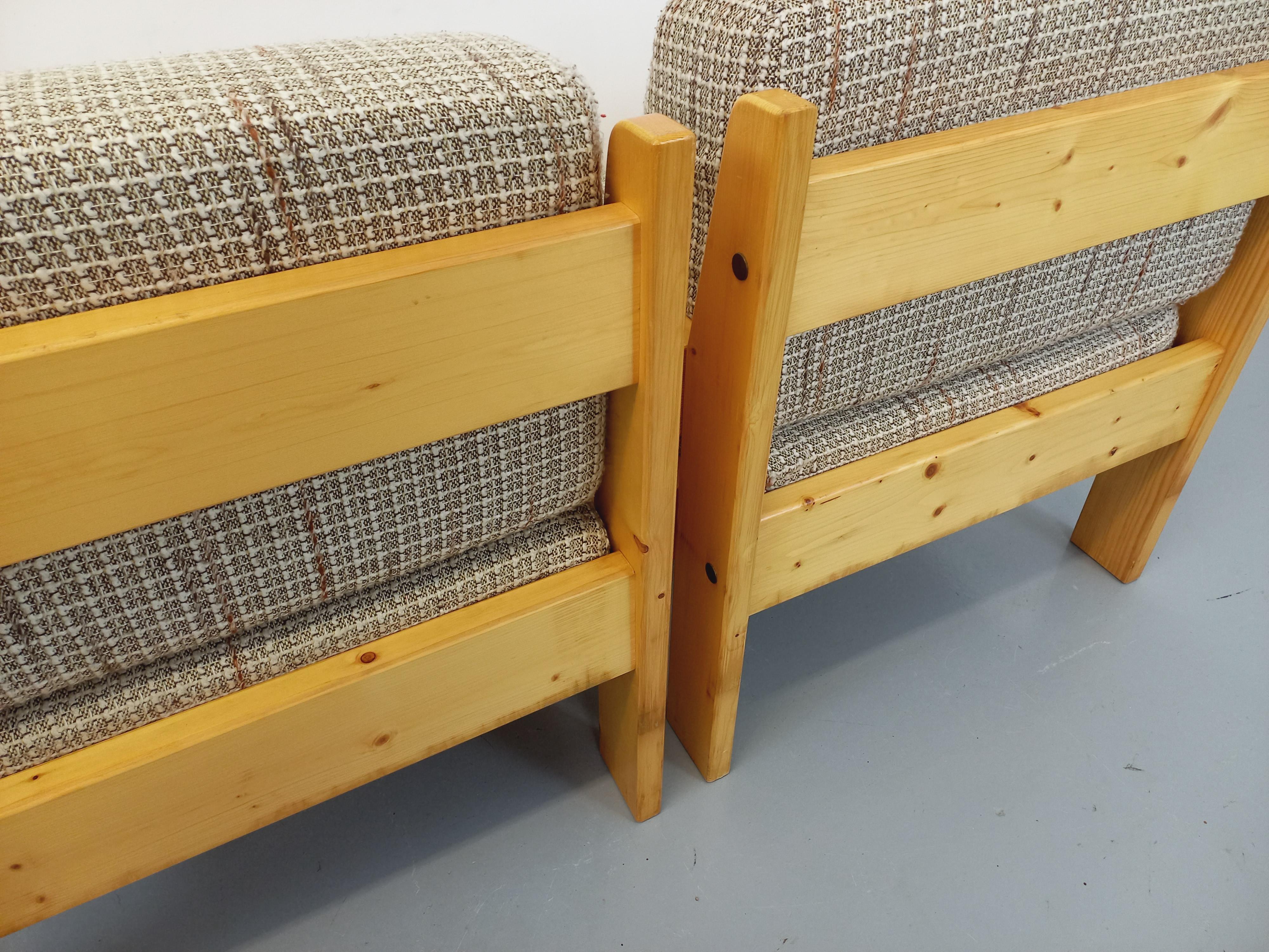 Suite de 2 fauteuils chauffeuses vintage en pin et tissu des années 70 en venta 5