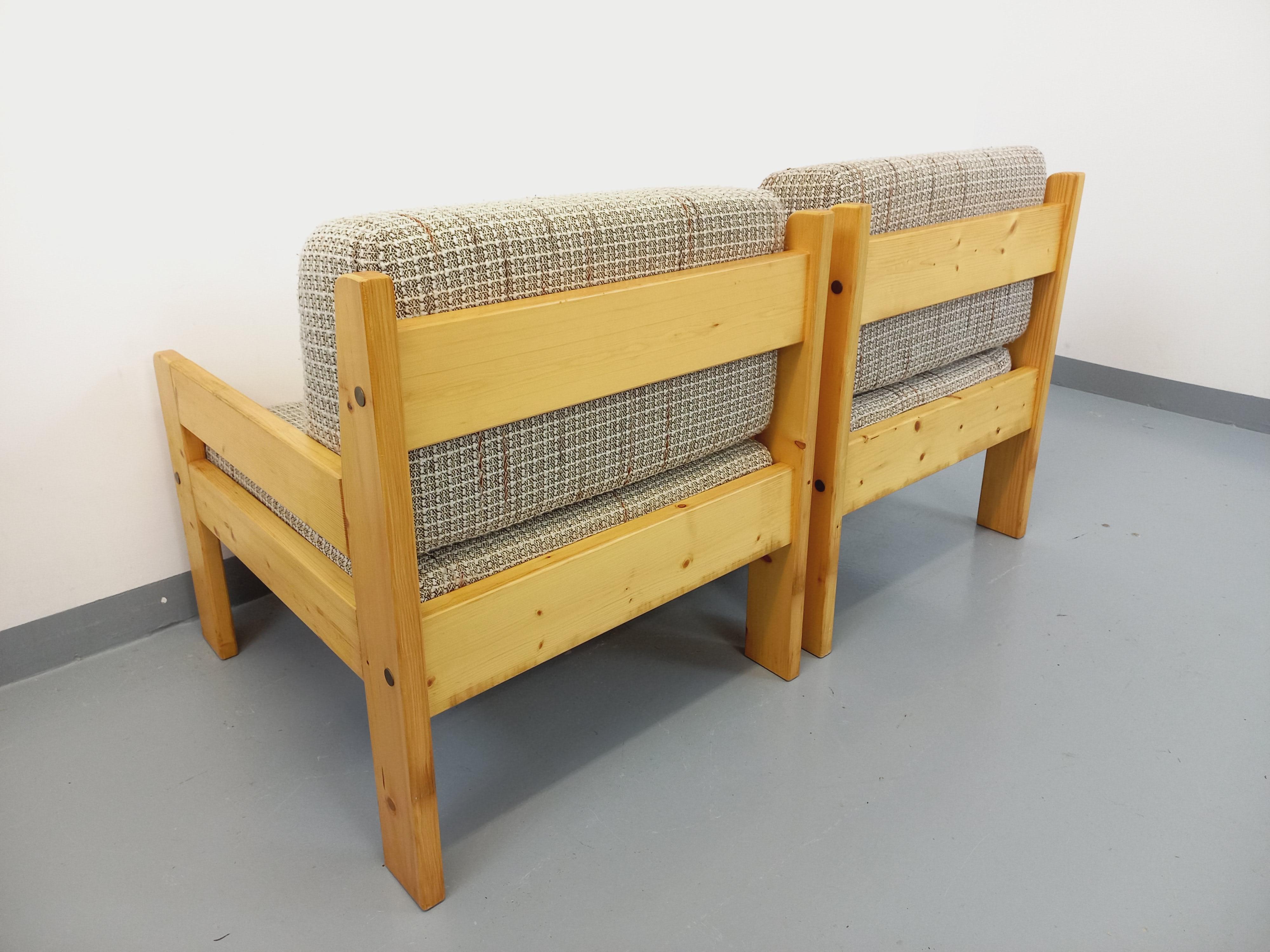 Suite de 2 fauteuils chauffeuses vintage en pin et tissu des années 70 en venta 6