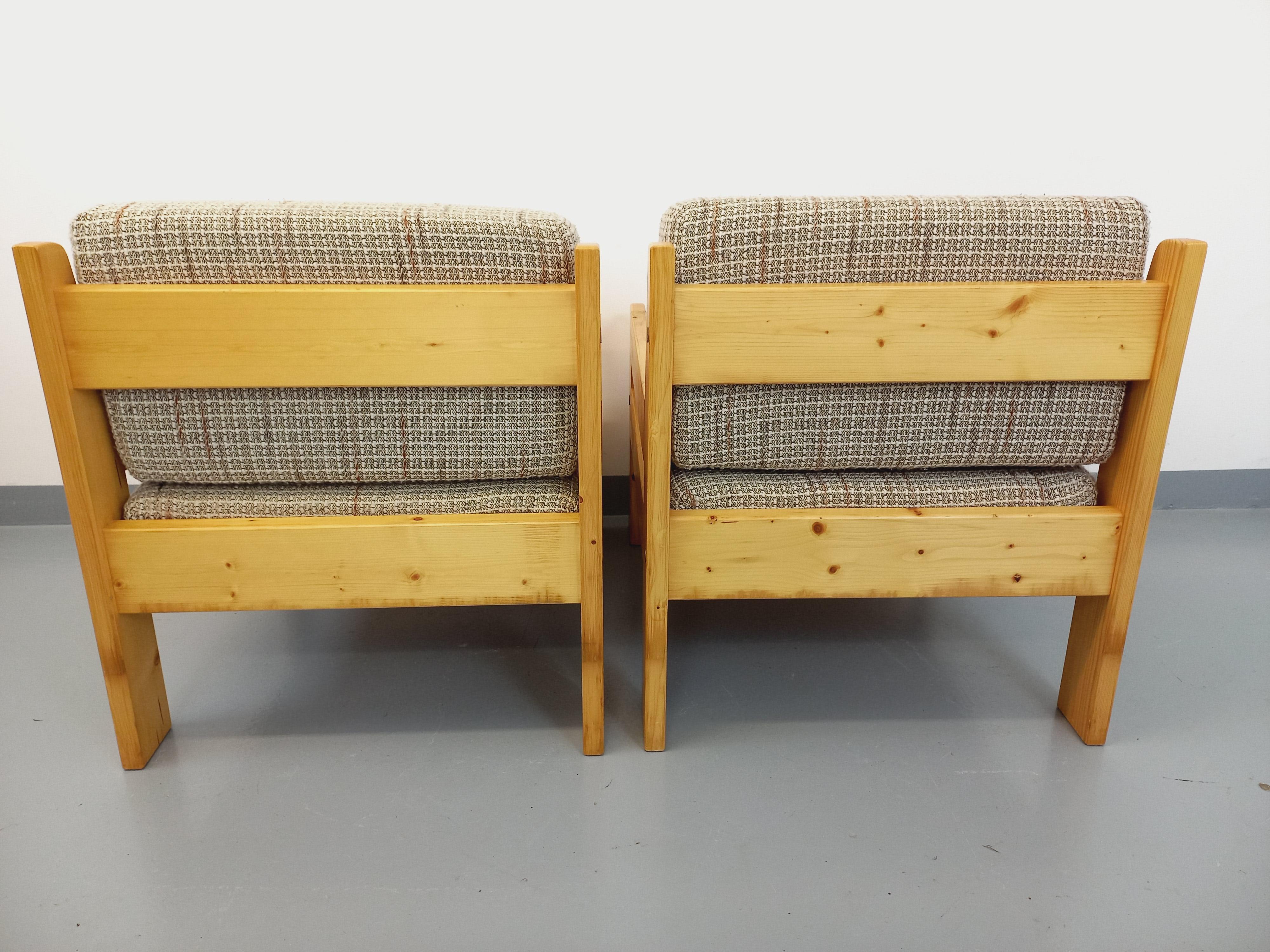 Suite de 2 fauteuils chauffeuses vintage en pin et tissu des années 70 en venta 7
