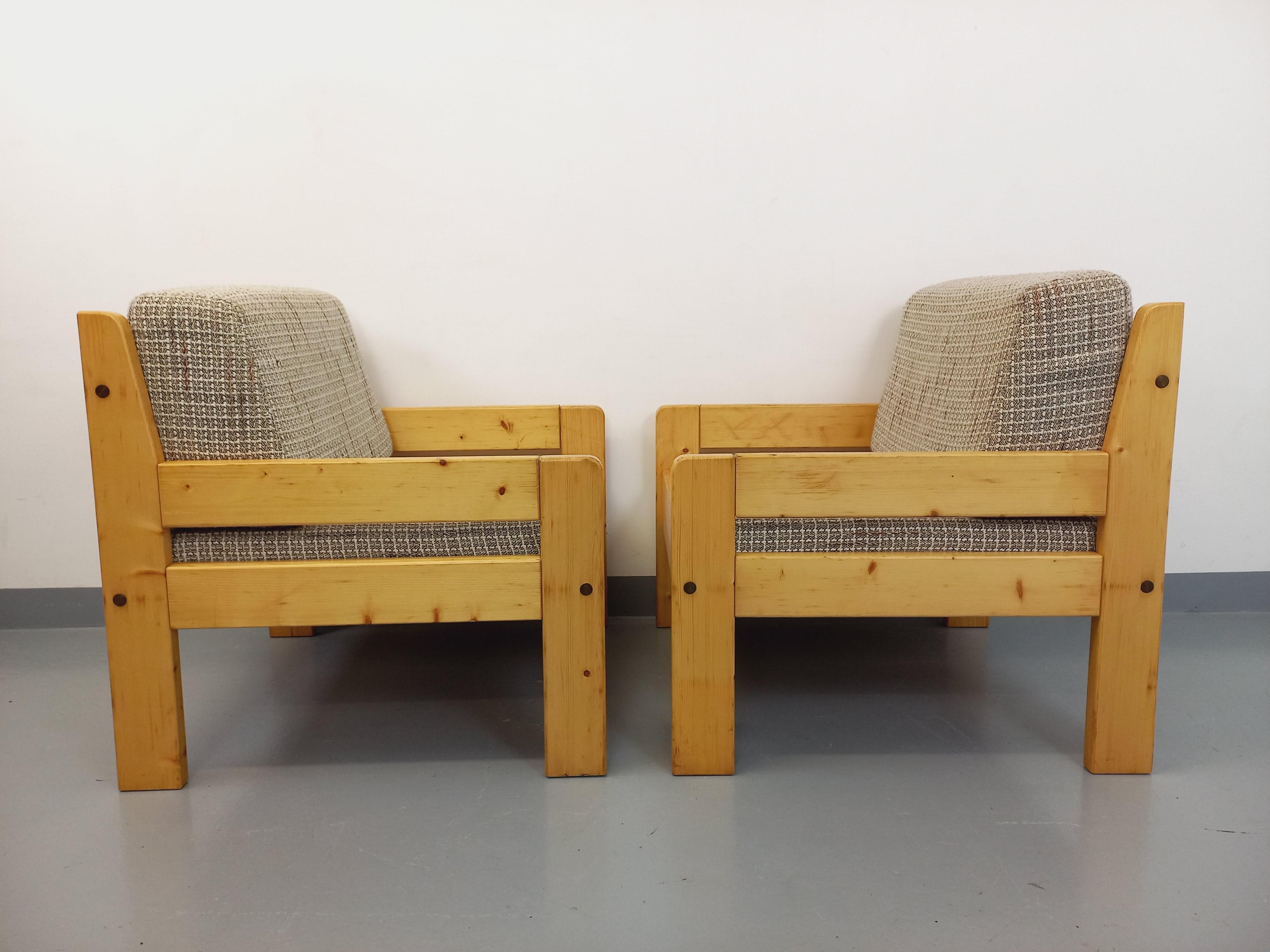 Suite de 2 fauteuils chauffeuses vintage en pin et tissu des années 70 en venta 8