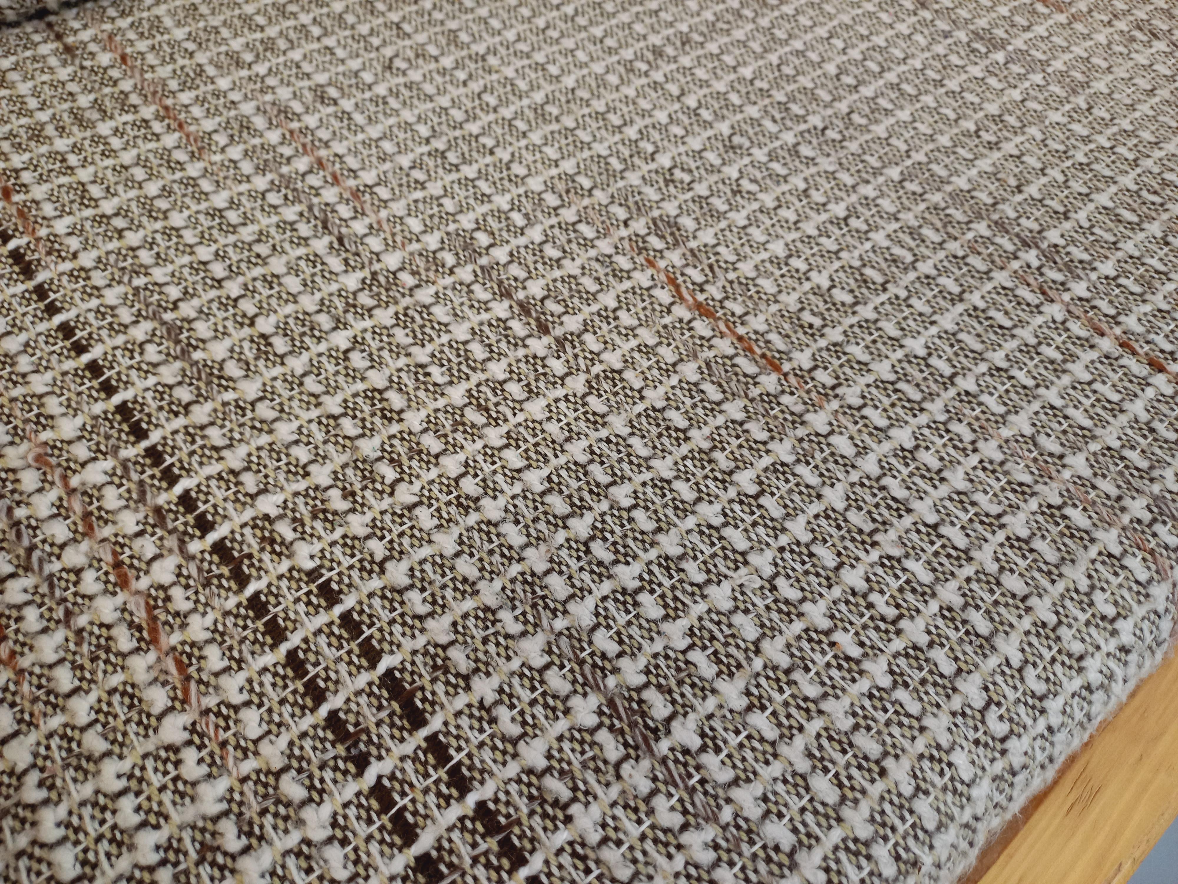 Suite de 2 fauteuils chauffeuses vintage en pin et tissu des années 70 en venta 9