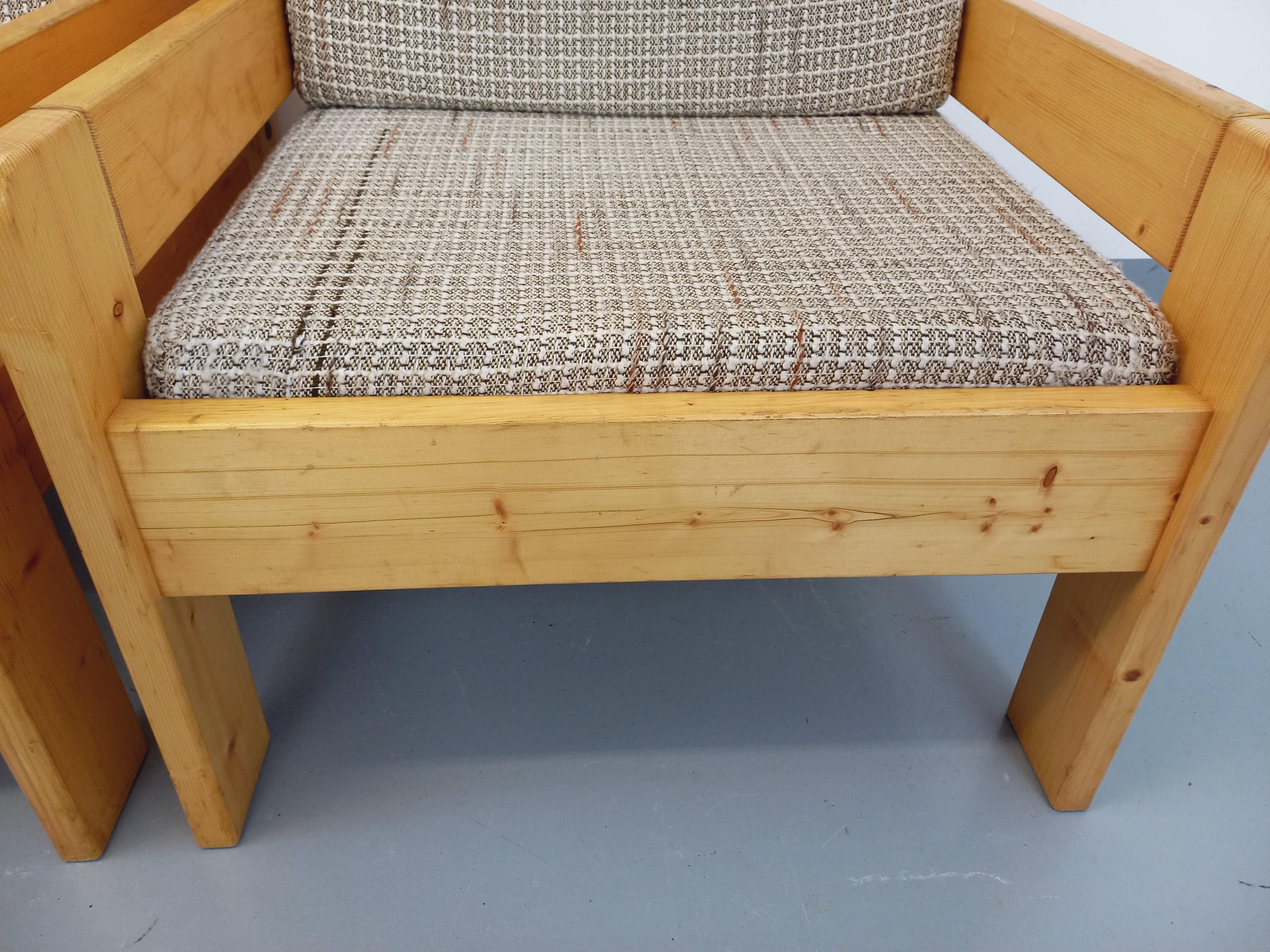Suite de 2 fauteuils chauffeuses vintage en pin et tissu des années 70 en venta 10