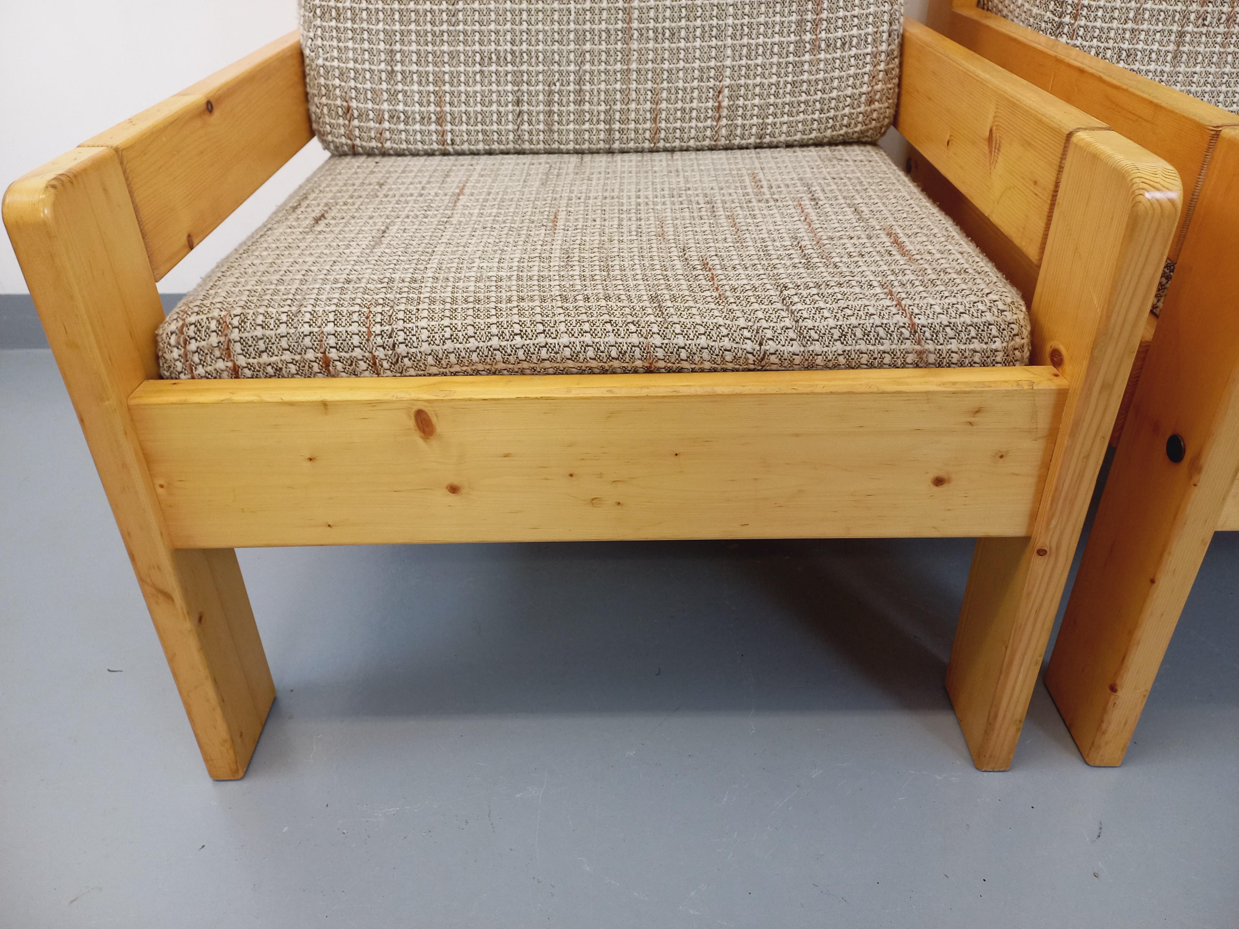 Suite de 2 fauteuils chauffeuses vintage en pin et tissu des années 70 en venta 11