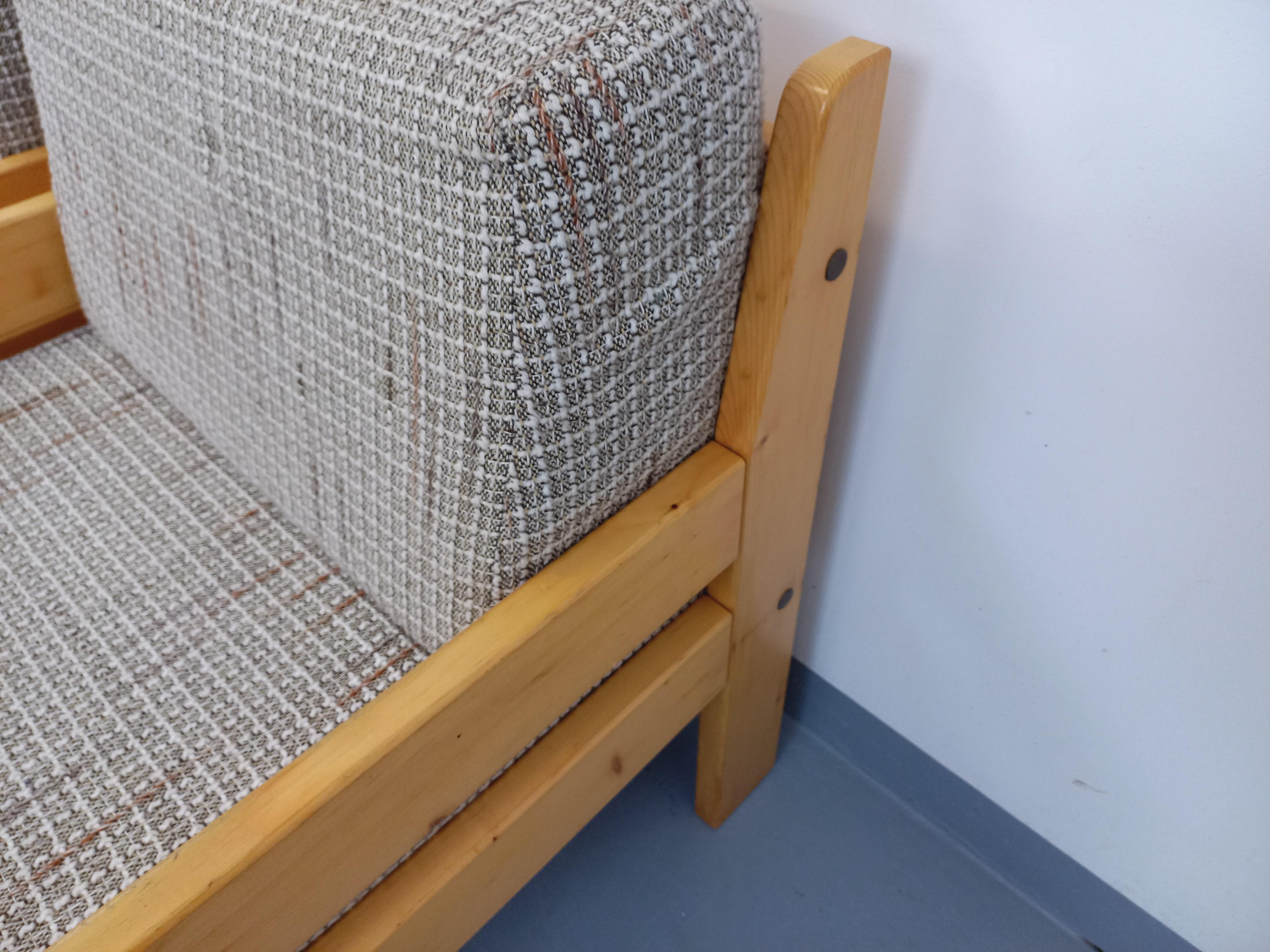 Suite de 2 fauteuils chauffeuses vintage en pin et tissu des années 70 en venta 12
