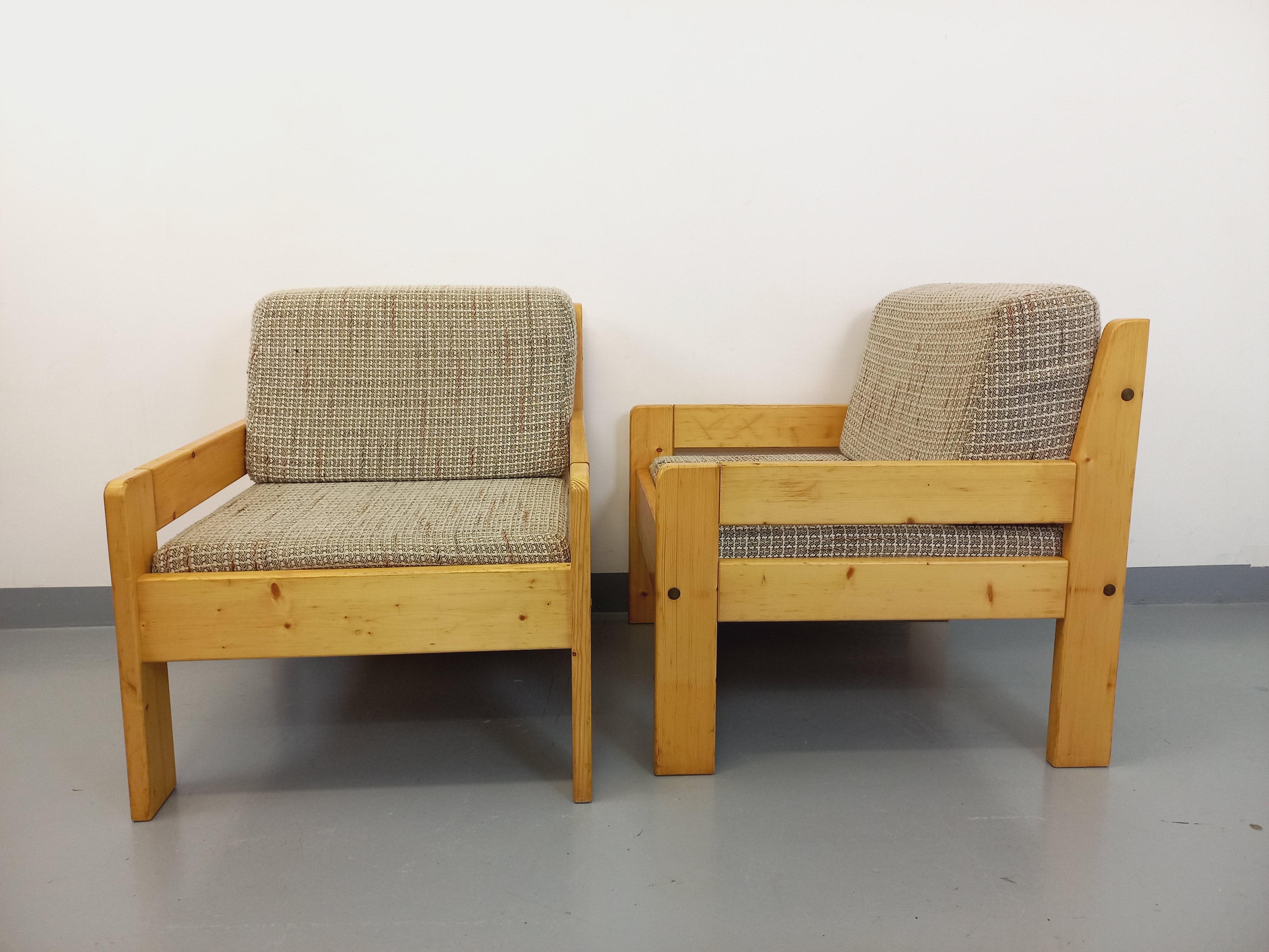2 chauteuils chauffeuses vintage des années 70, en bois de pin, dossiers et assises constitués de coussins amovibles en tissu de laine blanc et beige, détails laiton, très confortable, bon état général (bois en bon état avec des signes du temps qui