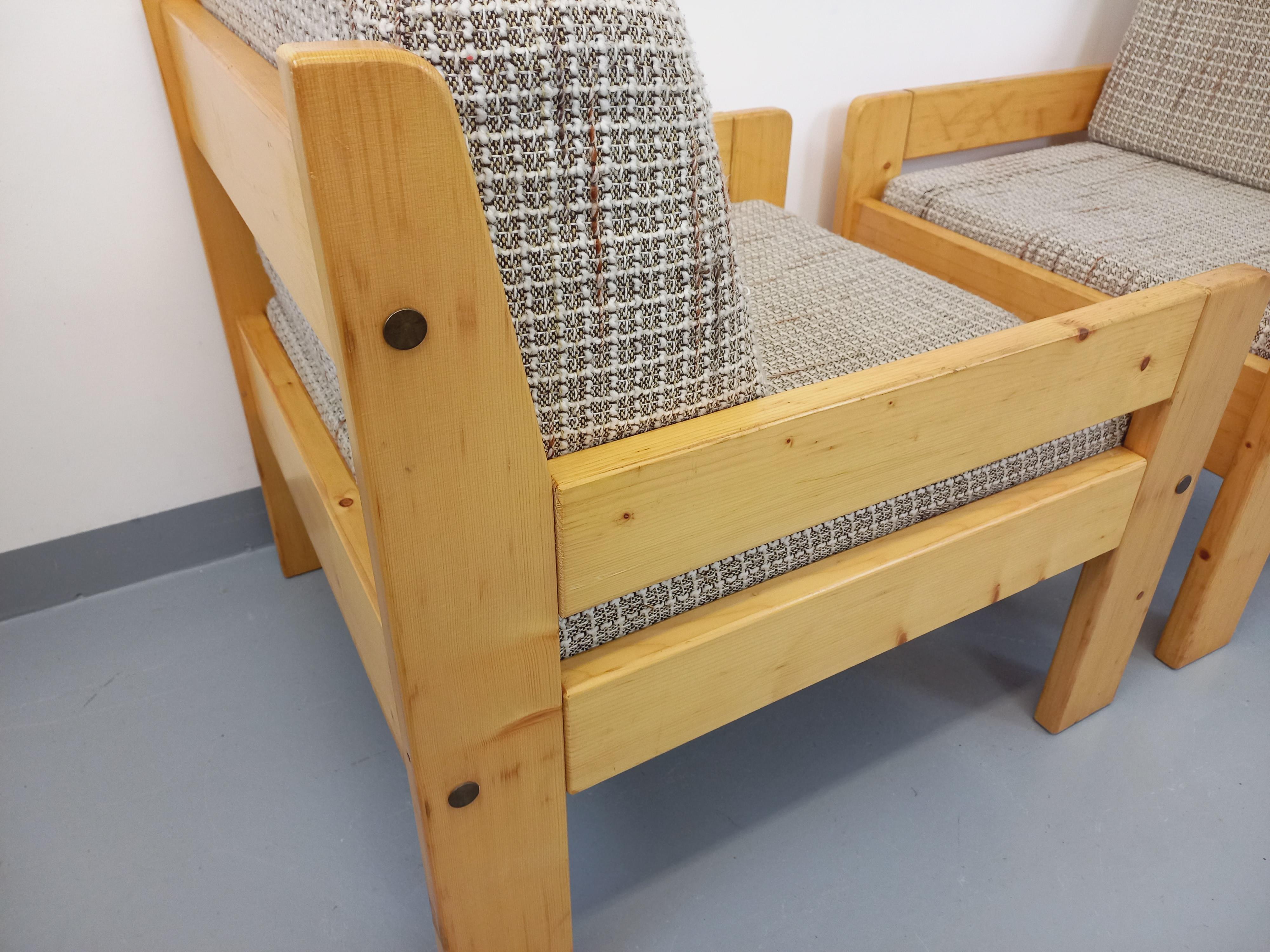 Suite de 2 fauteuils chauffeuses vintage en pin et tissu des années 70 Moderno de mediados de siglo en venta