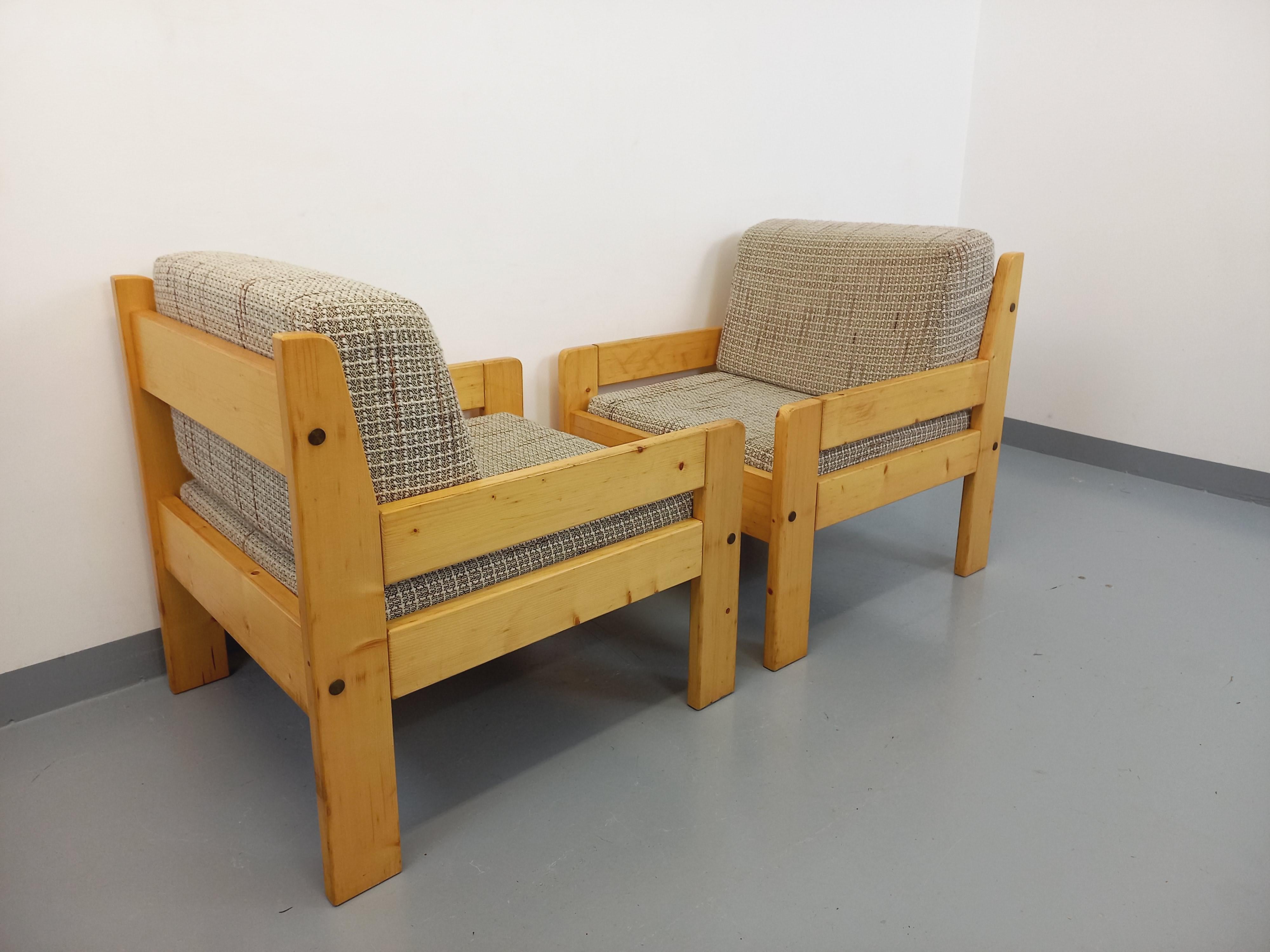 Suite de 2 fauteuils chauffeuses vintage en pin et tissu des années 70 Francés en venta