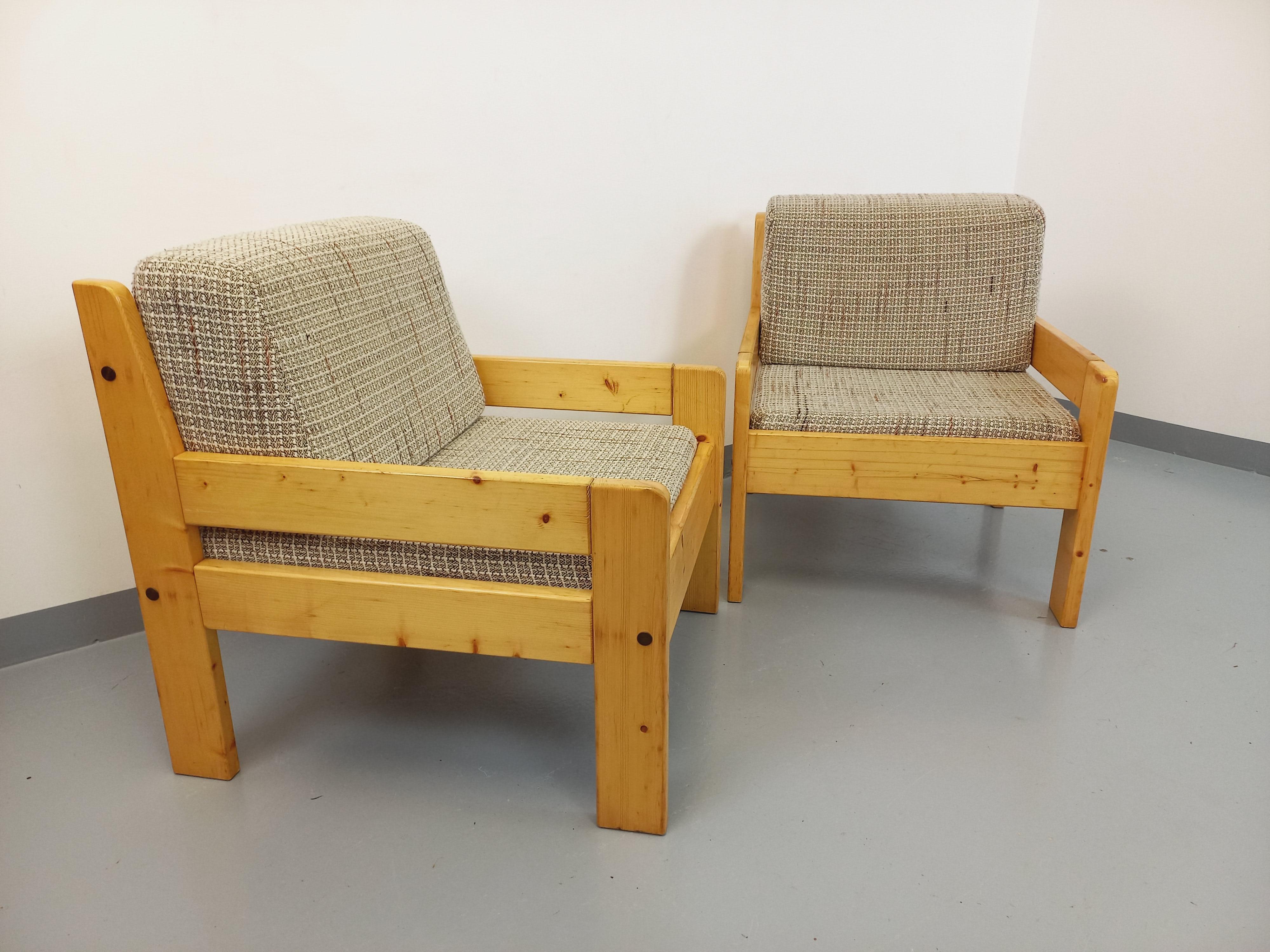 Suite de 2 fauteuils chauffeuses vintage en pin et tissu des années 70 finales del siglo XX en venta