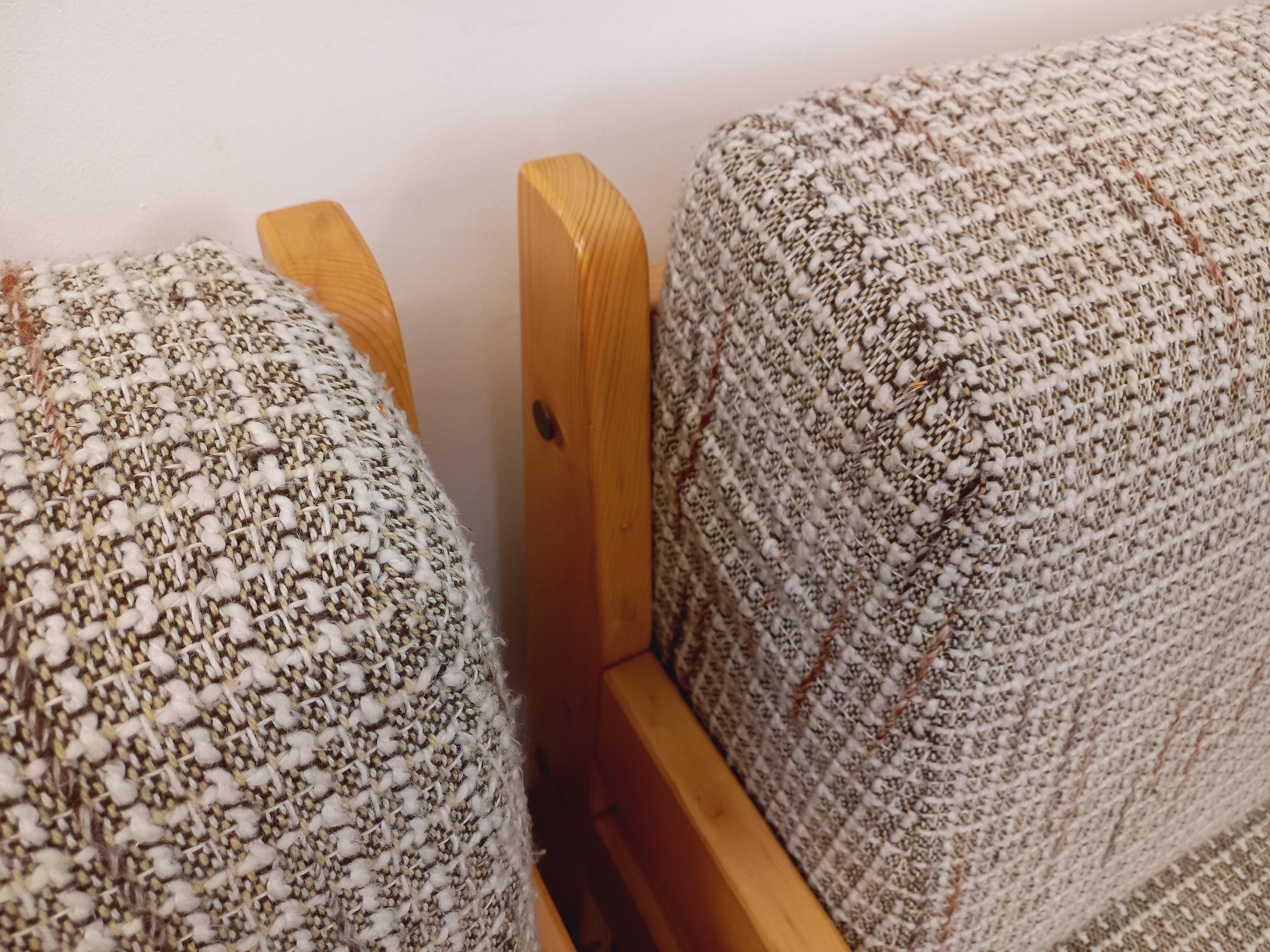 Suite de 2 fauteuils chauffeuses vintage en pin et tissu des années 70 Pino en venta