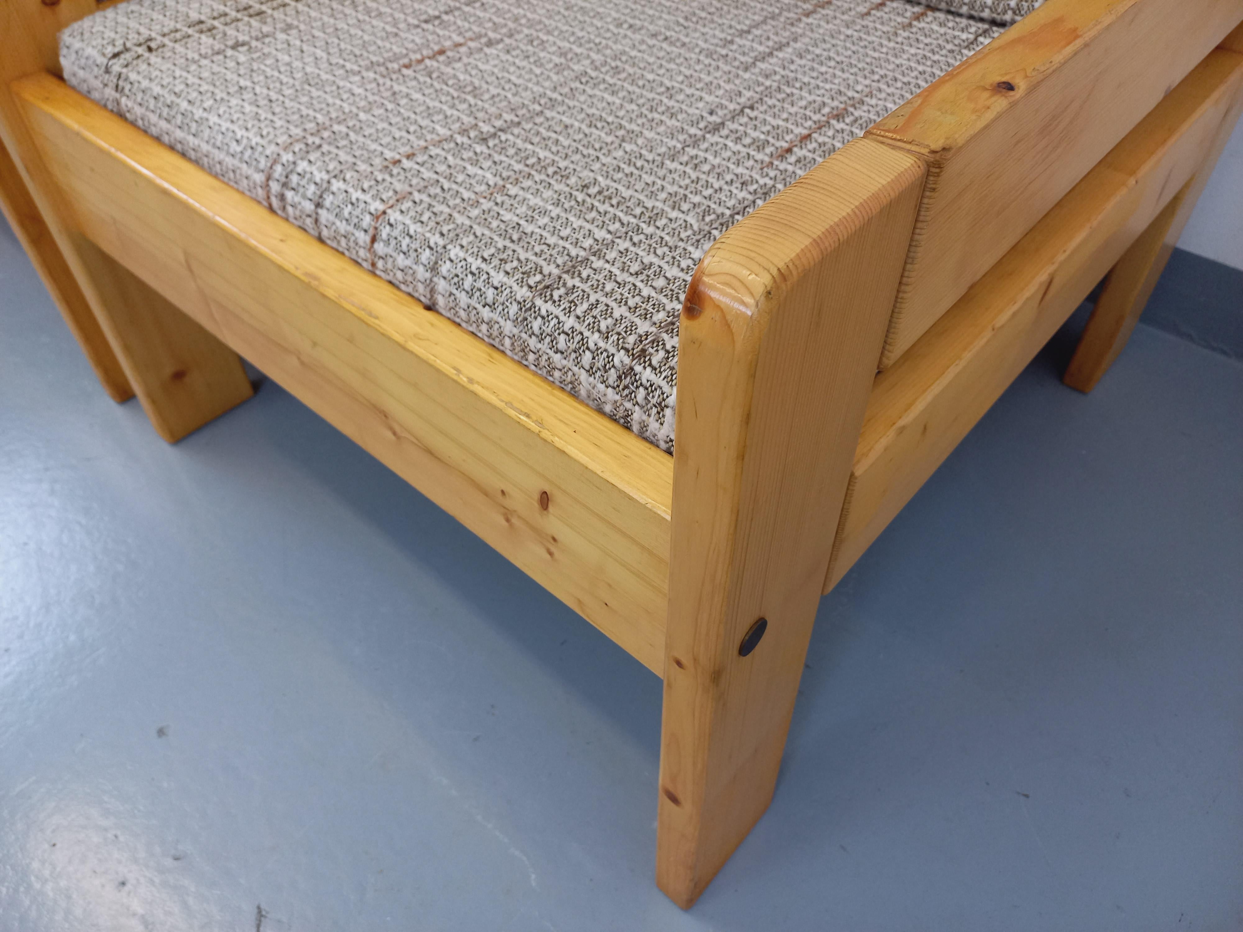 Suite de 2 fauteuils chauffeuses vintage en pin et tissu des années 70 en venta 1