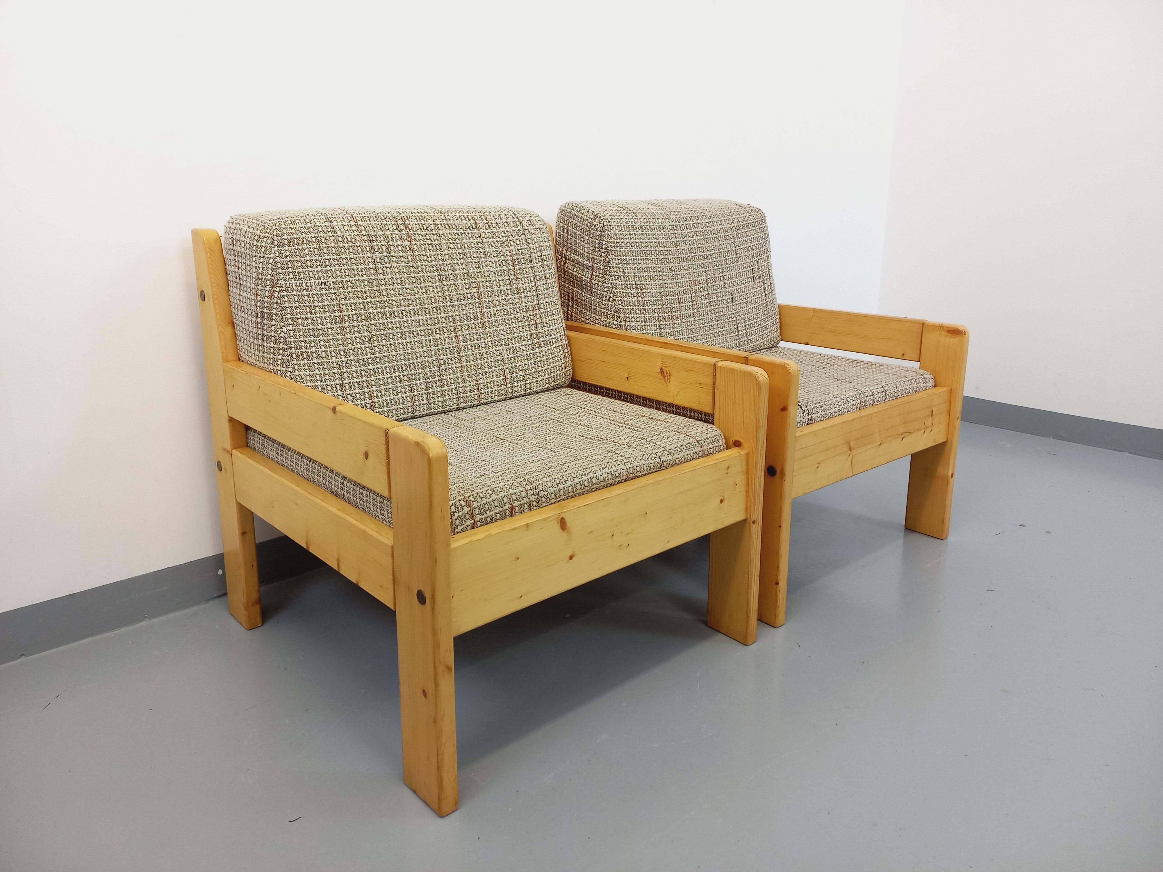 Suite de 2 fauteuils chauffeuses vintage en pin et tissu des années 70 en venta 2