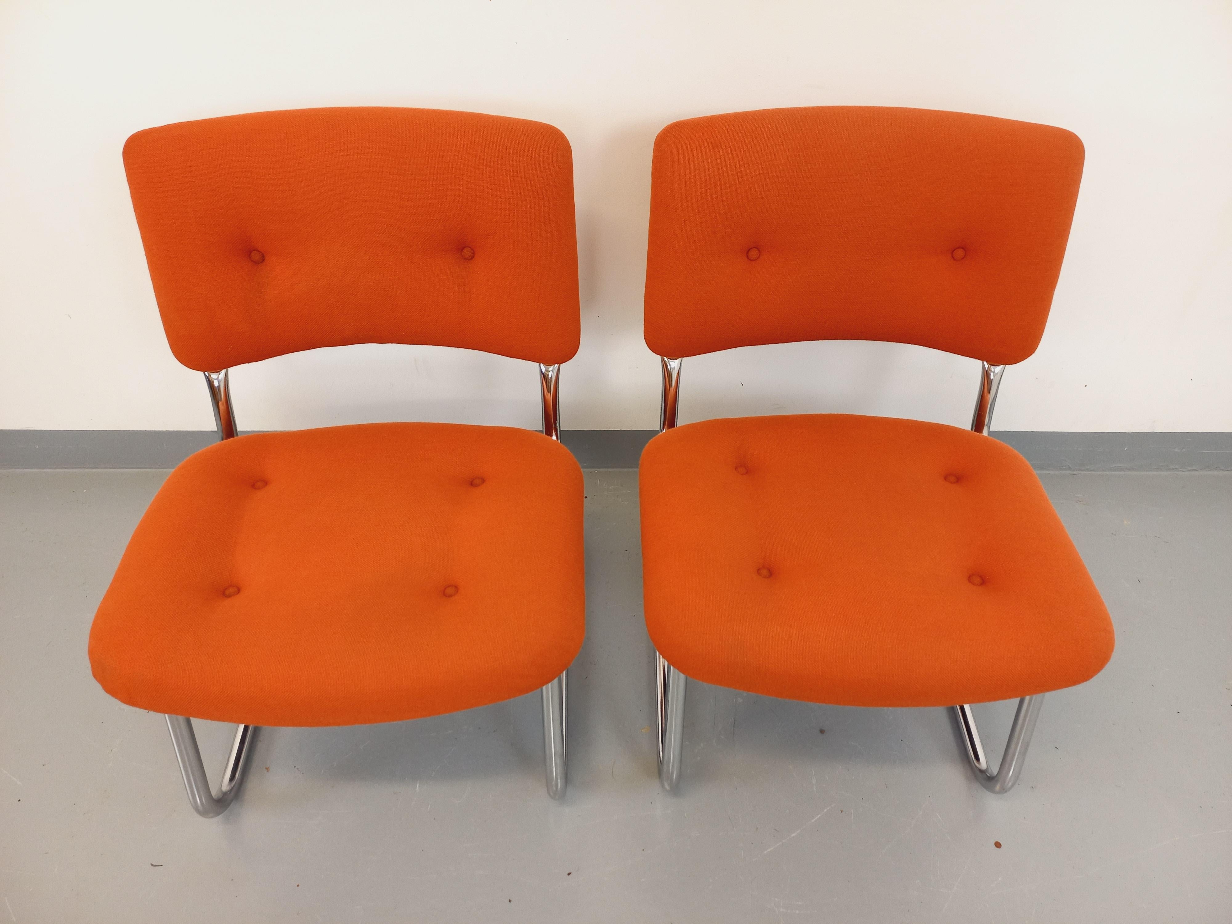 2 fauteuils chauffeuses vintage des années 60, de marque Steelcase Strafor (étiquette présente), en tissu orange, pieds et structure en métal tubulaire chromé, beau design, très bon état général, chrome en très bon état, tissu d’origine en bon état