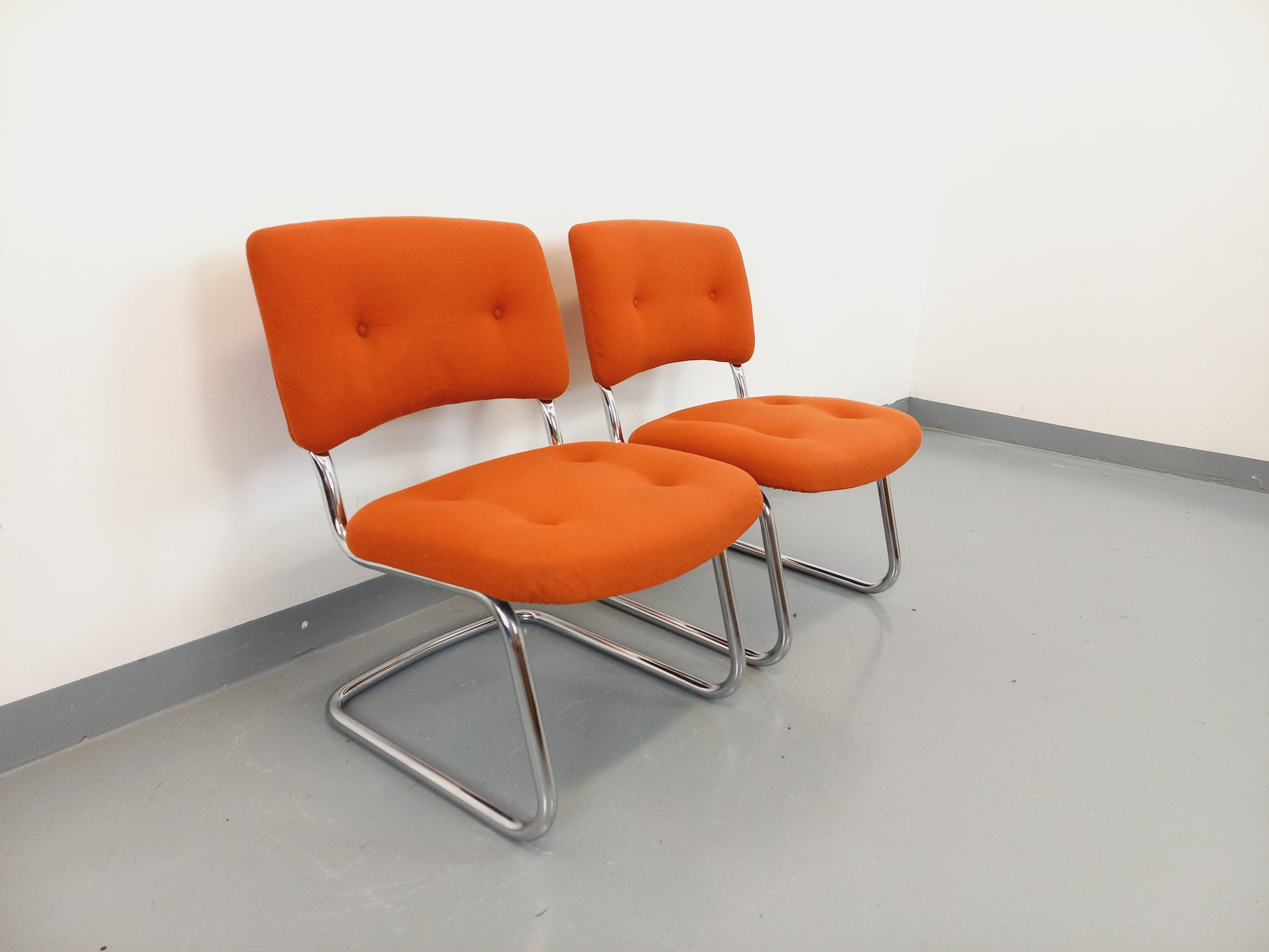 Mid-Century Modern Suite de 2 fauteuils chauffeuses vintage Steelcase Strafor en tissu orange