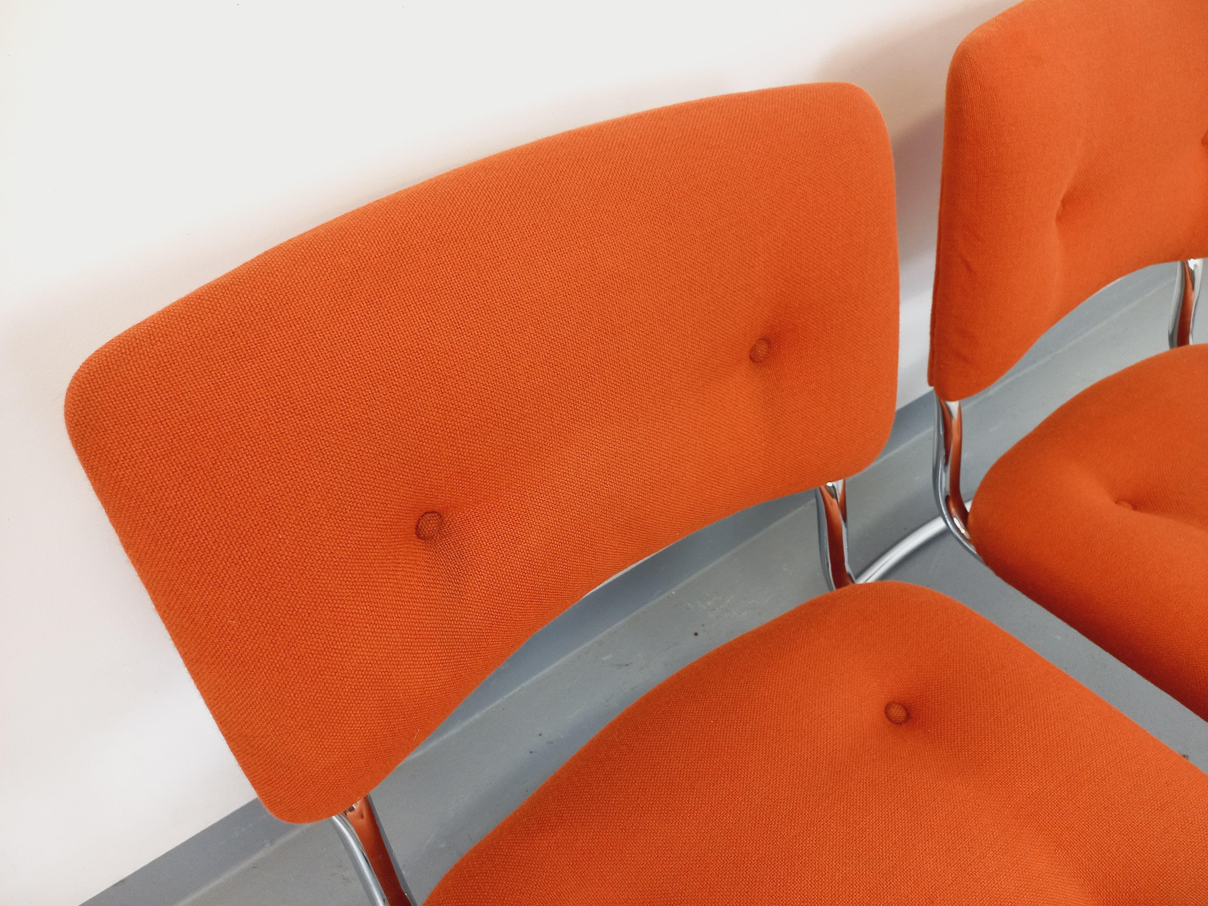 French Suite de 2 fauteuils chauffeuses vintage Steelcase Strafor en tissu orange