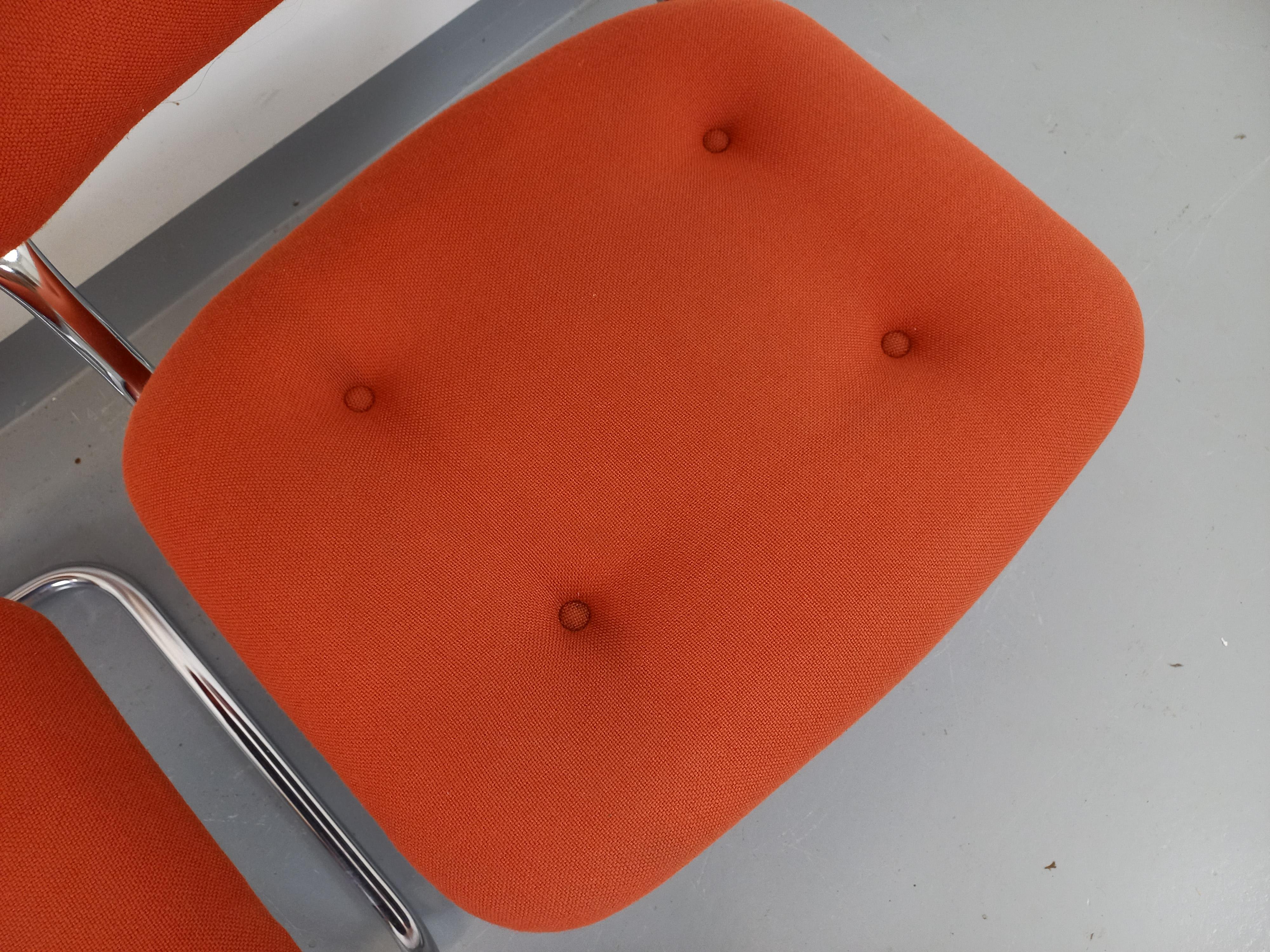 Metal Suite de 2 fauteuils chauffeuses vintage Steelcase Strafor en tissu orange