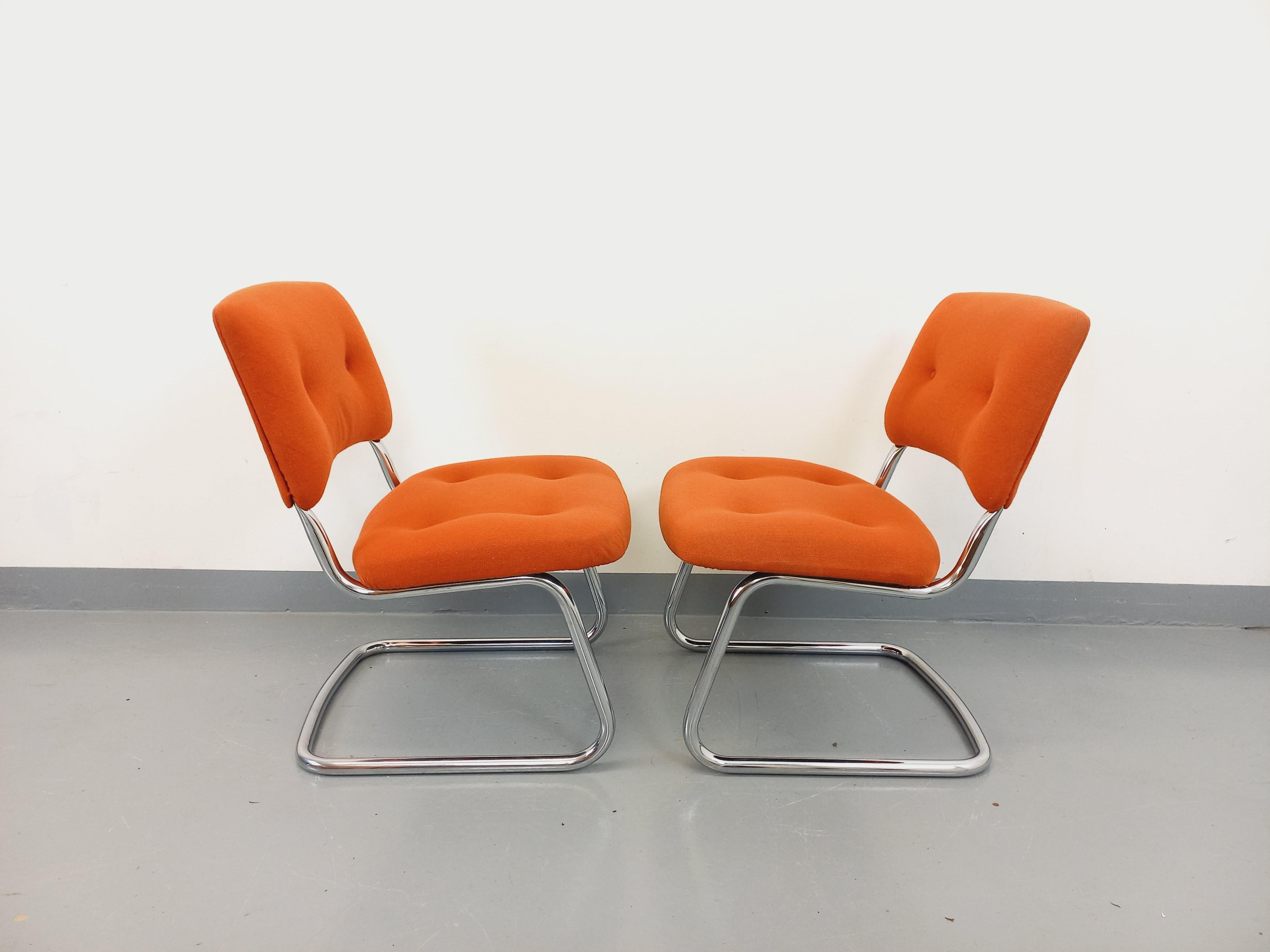 Suite de 2 fauteuils chauffeuses vintage Steelcase Strafor en tissu orange 1