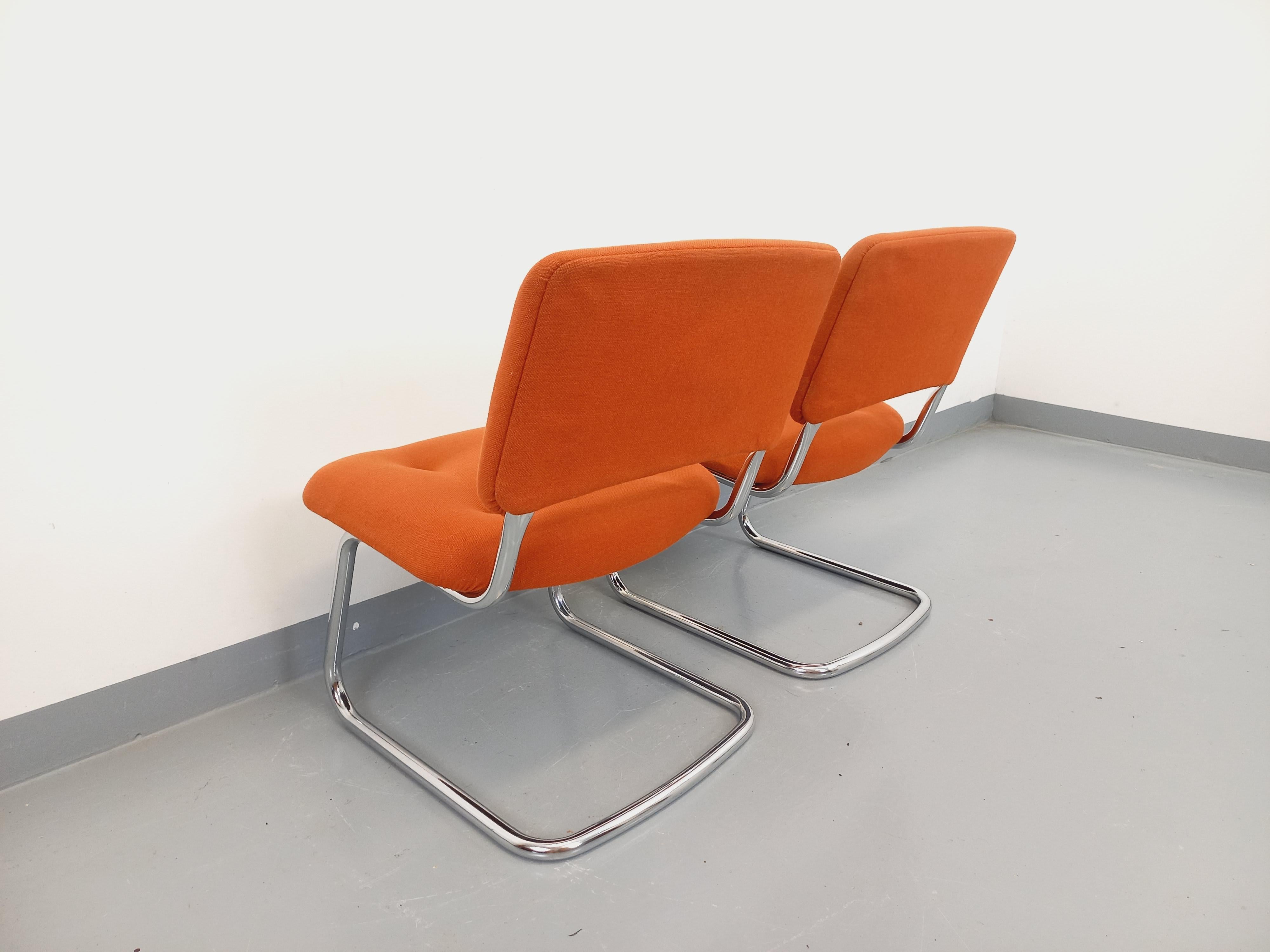 Suite de 2 fauteuils chauffeuses vintage Steelcase Strafor en tissu orange 2