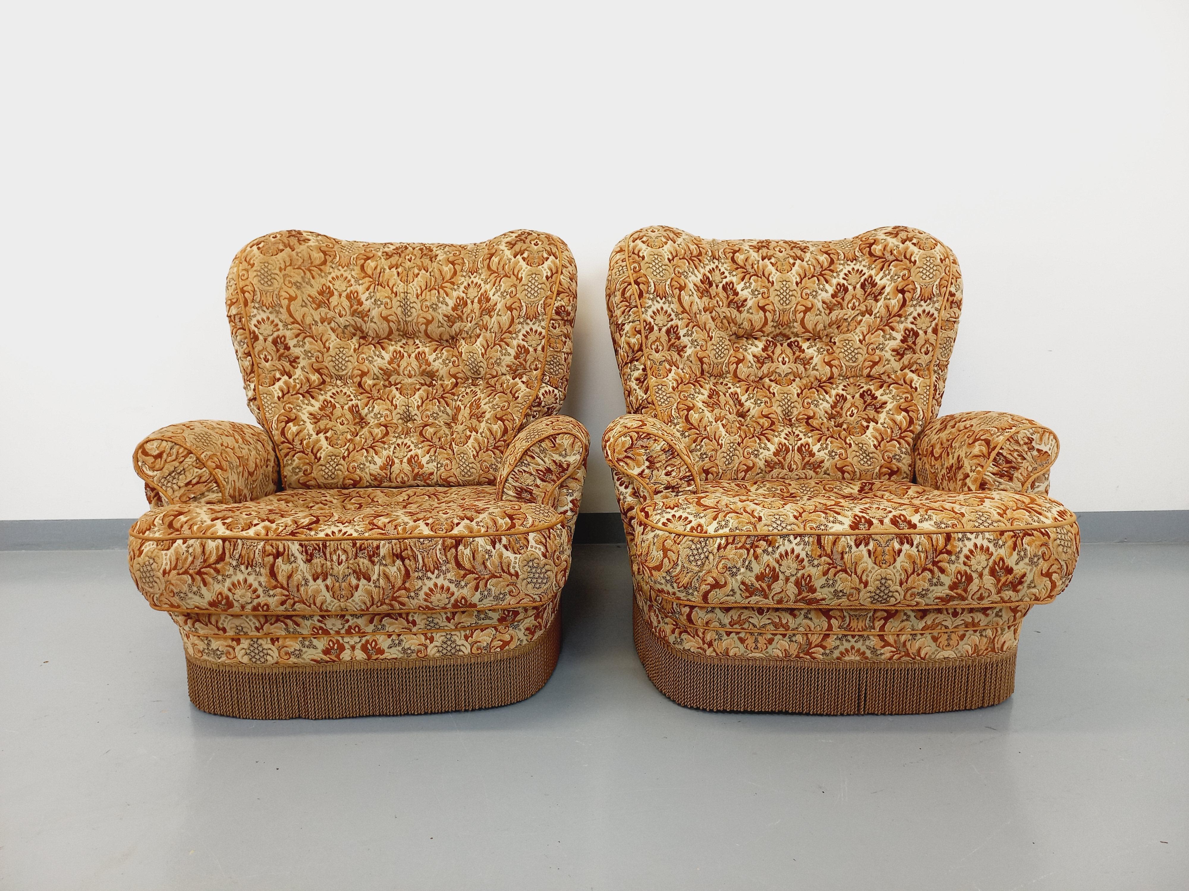 2 mobili d'epoca degli anni 60-70; cassa, fascicolo e accessori in tessuto vegetale d'origine, con dominanti di colore beige, ocra e marrone. Très bon état général avec des traces d'usage et du temps qui passe, surtout sur l'un des fauteuils.
Rif.