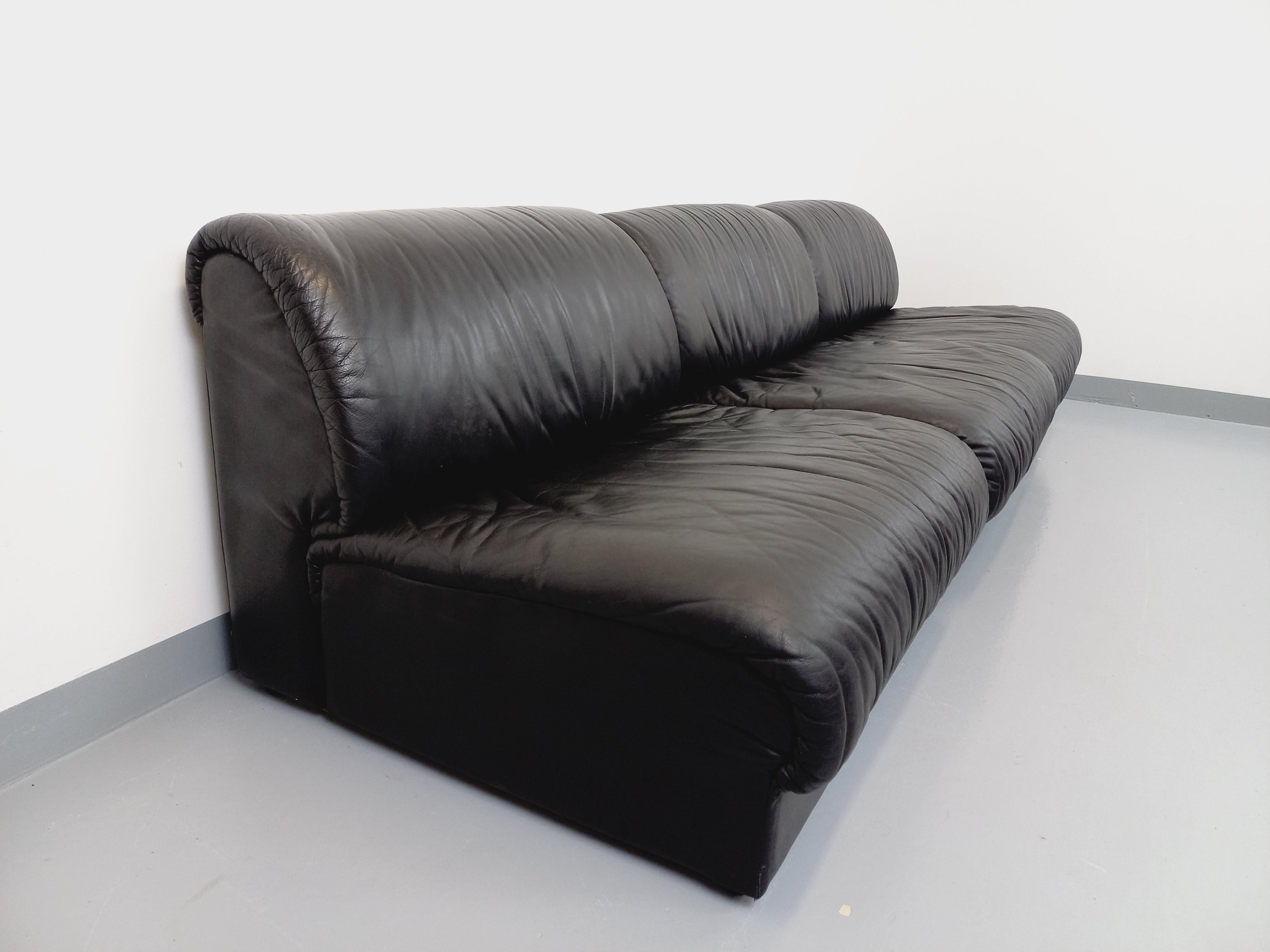 Suite de 3 fauteuils chauffeuses italiennes Delta vintage en cuir noir années 70 4