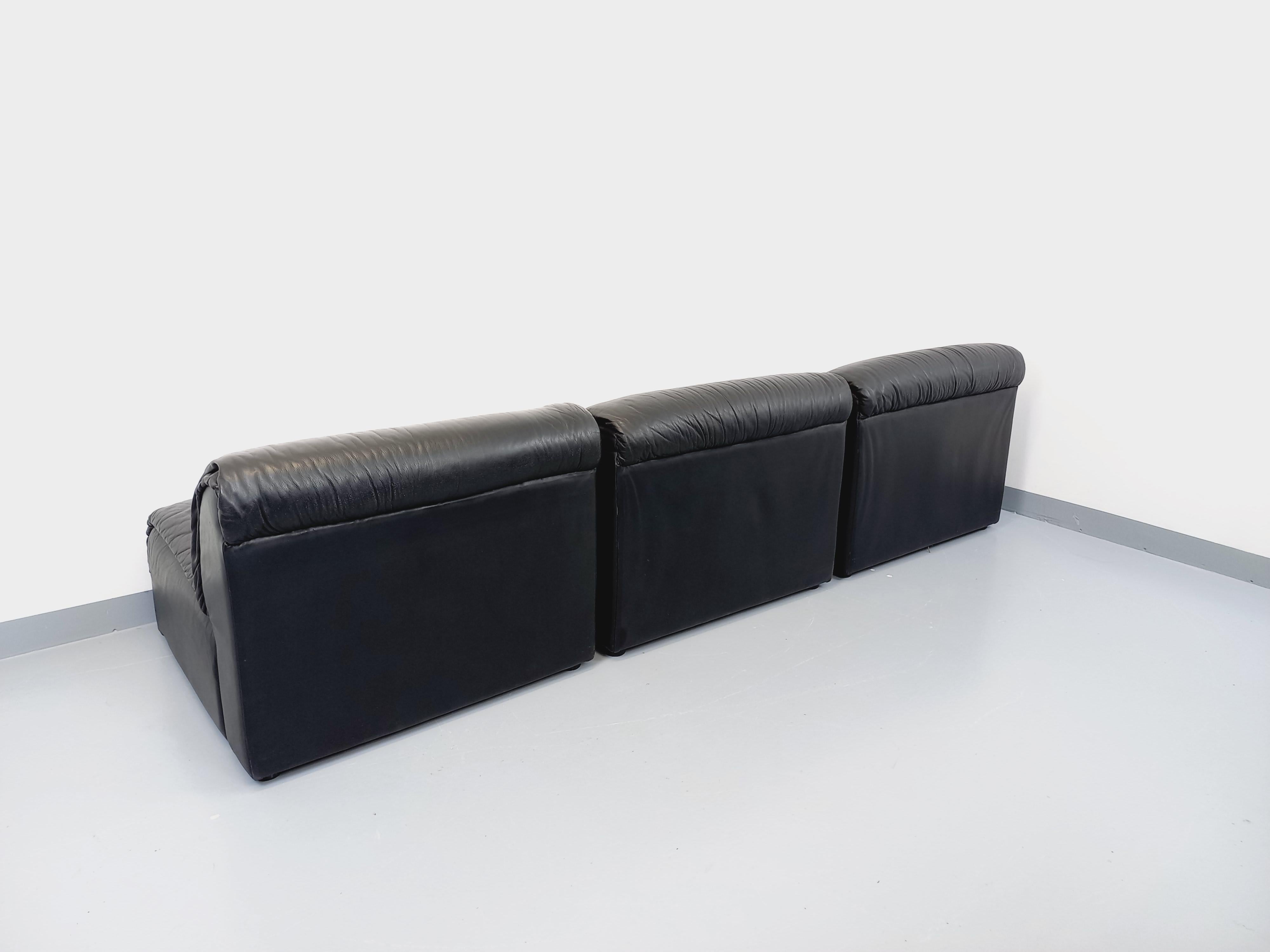 Suite de 3 fauteuils chauffeuses italiennes Delta vintage en cuir noir années 70 5