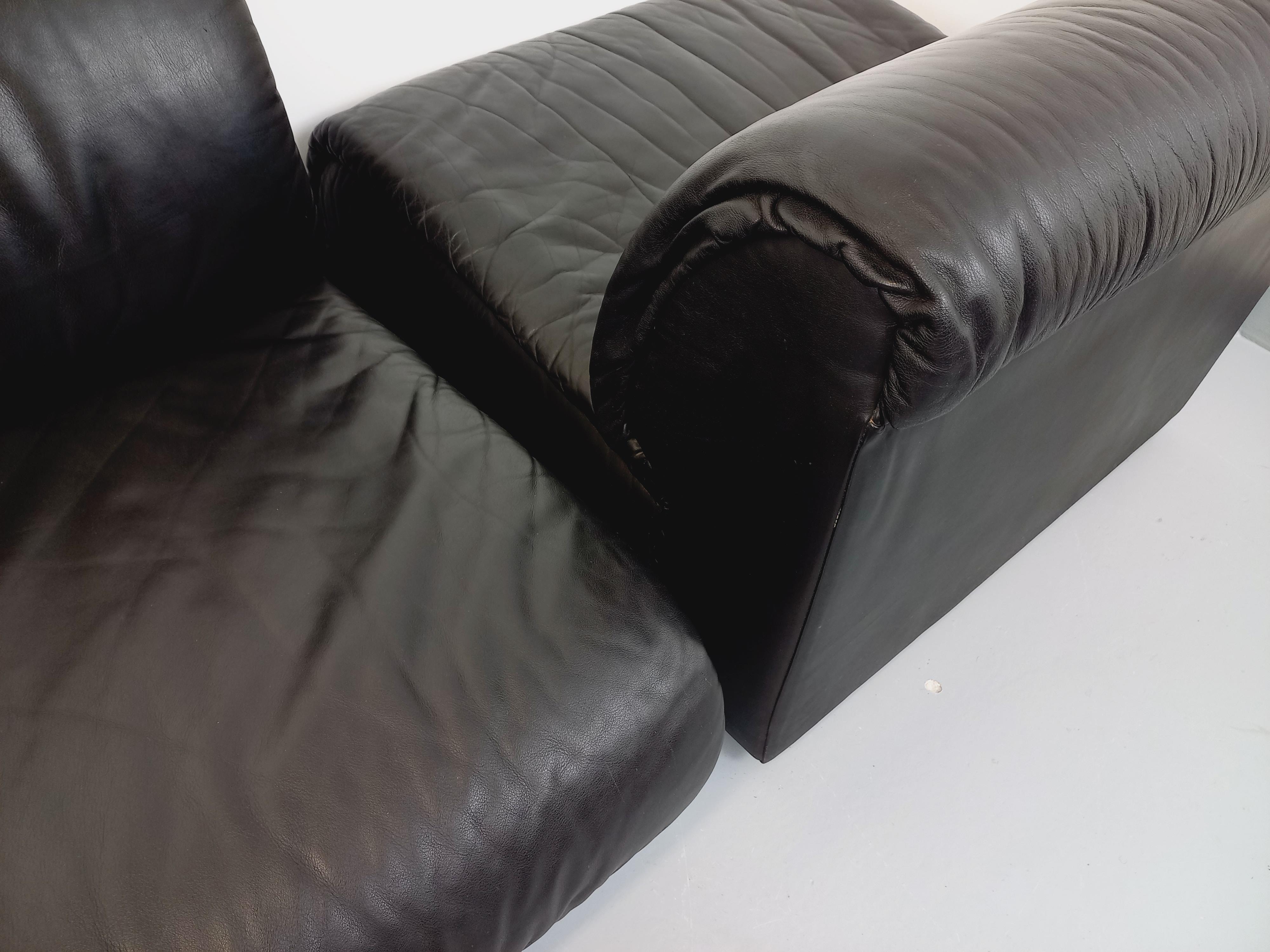 Suite de 3 fauteuils chauffeuses italiennes Delta vintage en cuir noir années 70 6