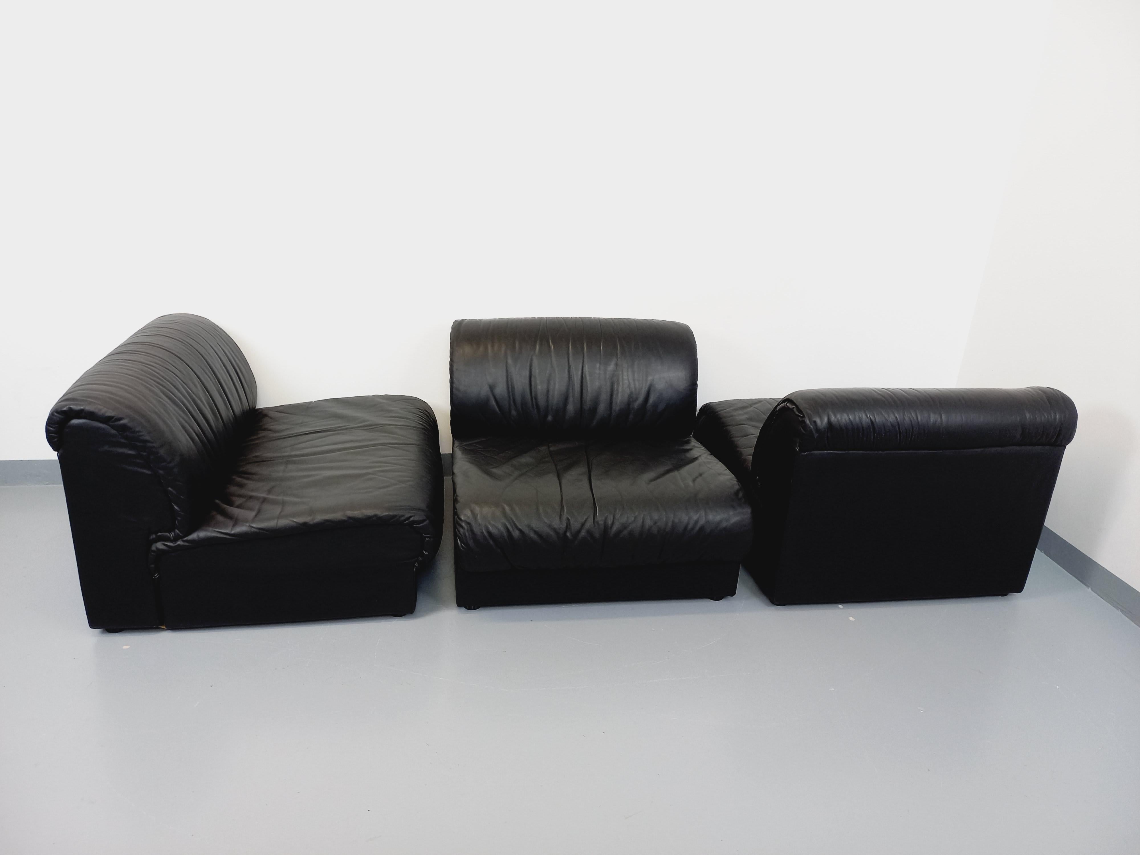 Suite de 3 fauteuils chauffeuses italiennes Delta vintage en cuir noir années 70 7