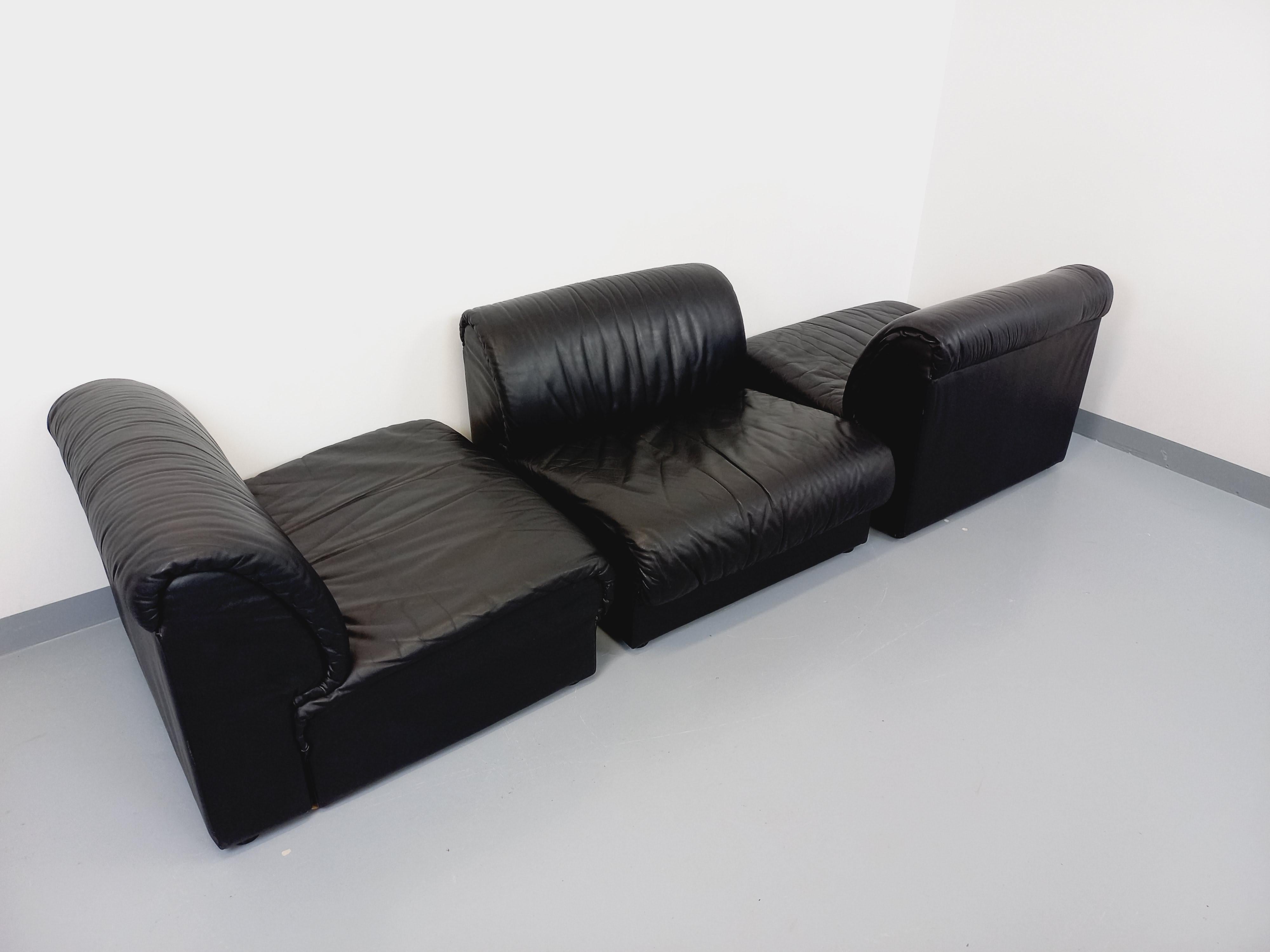 Suite de 3 fauteuils chauffeuses italiennes Delta vintage en cuir noir années 70 8