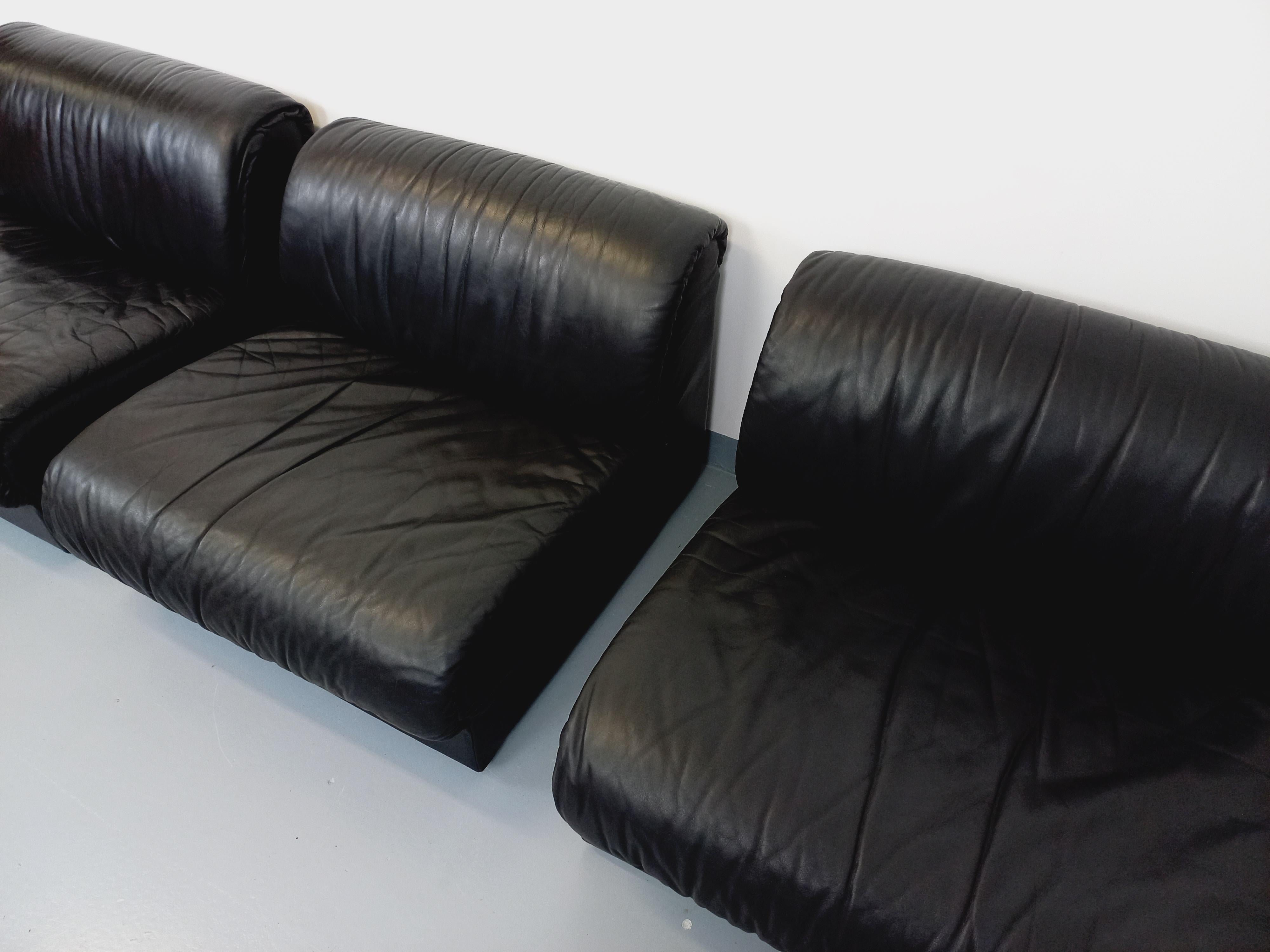 Suite de 3 fauteuils chauffeuses italiennes Delta vintage en cuir noir années 70 9