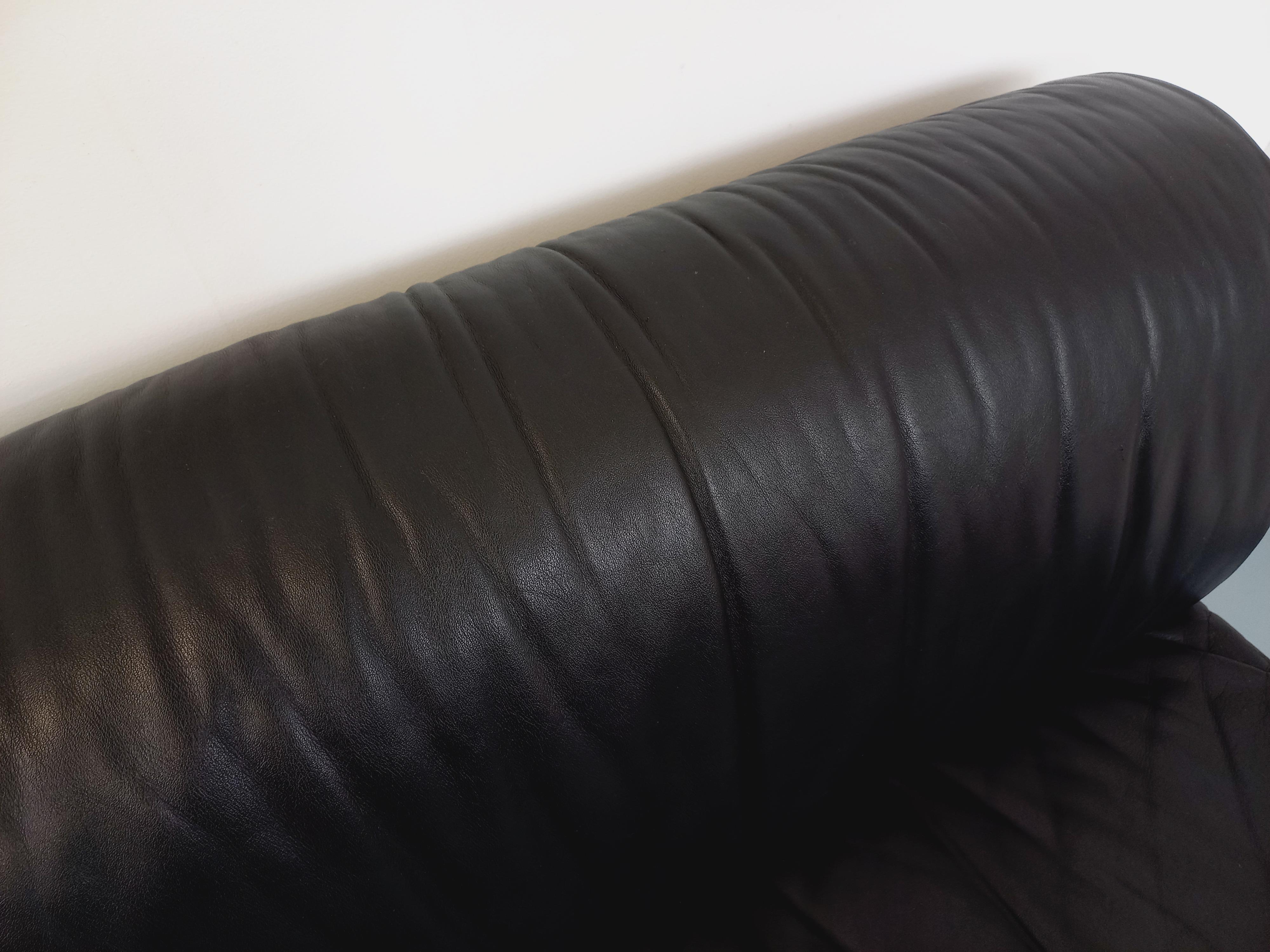 Suite de 3 fauteuils chauffeuses italiennes Delta vintage en cuir noir années 70 11
