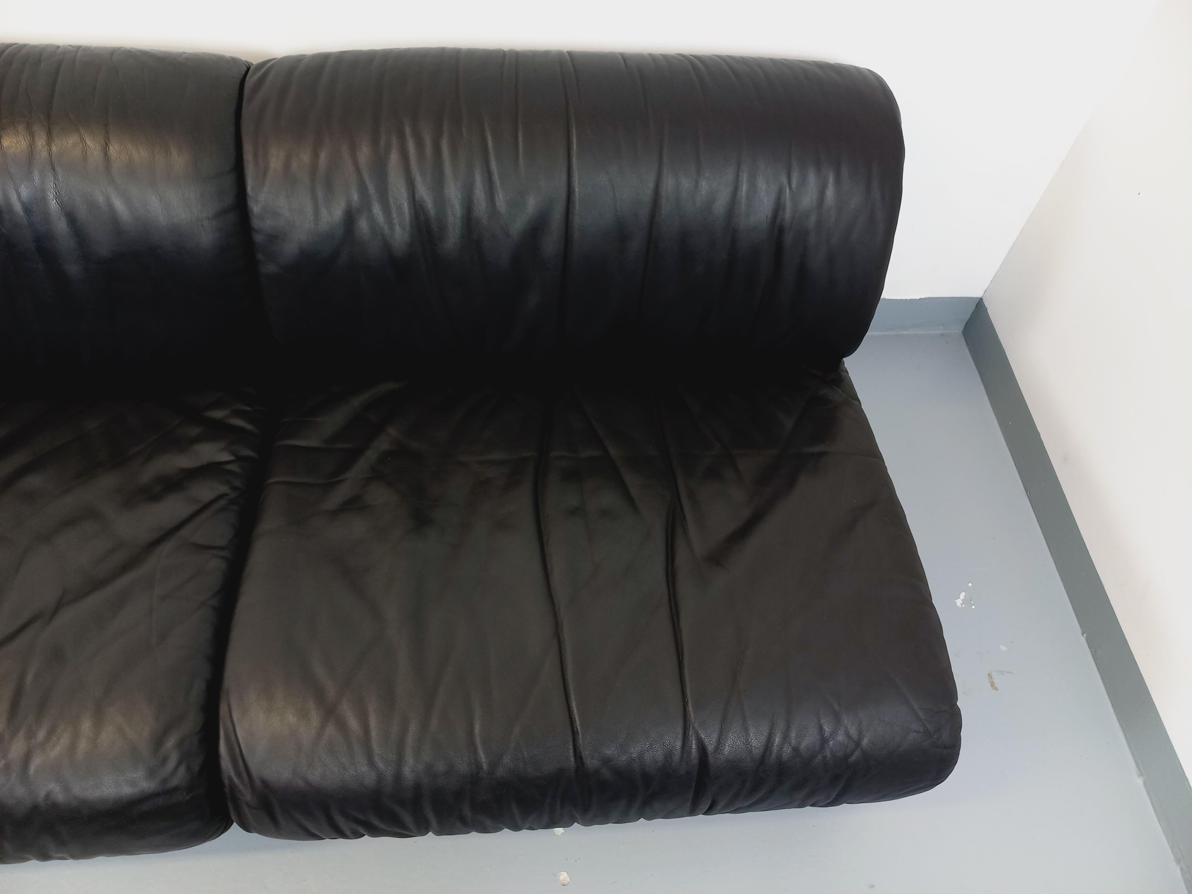 Suite de 3 fauteuils chauffeuses italiennes Delta vintage en cuir noir années 70 12