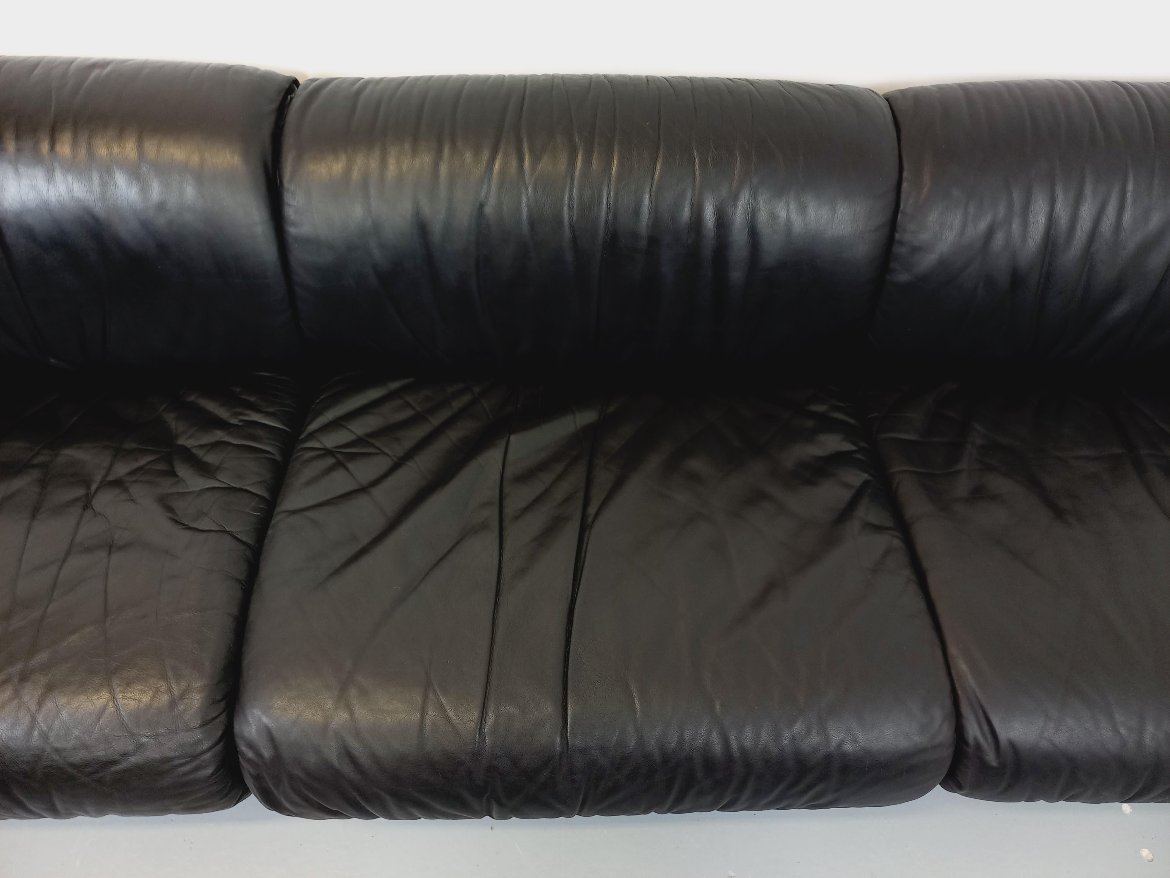 Suite de 3 fauteuils chauffeuses italiennes Delta vintage en cuir noir années 70 13