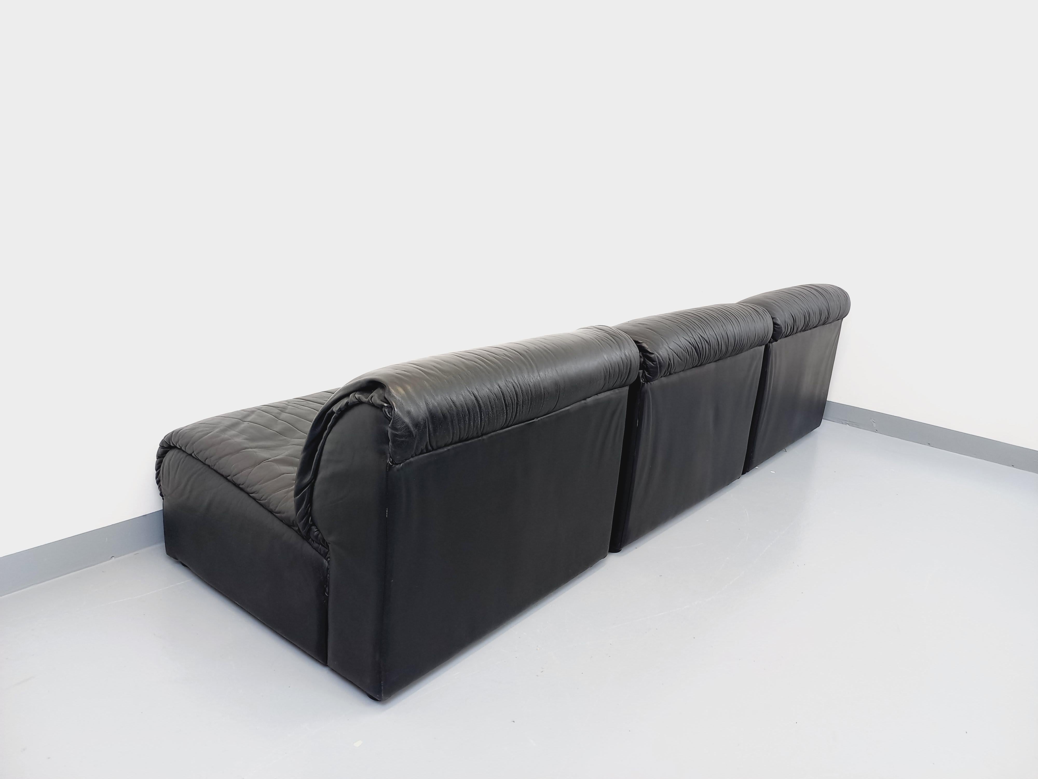 3 fauteuils chauffants vintage des années 70, de marque italienne Delta Studio, dans le style des éditions De Sede ou Ligne Roset, en cuir noir, pouvant être utilisés séparément ou assemblés pour former un grand canapé, très confortables et