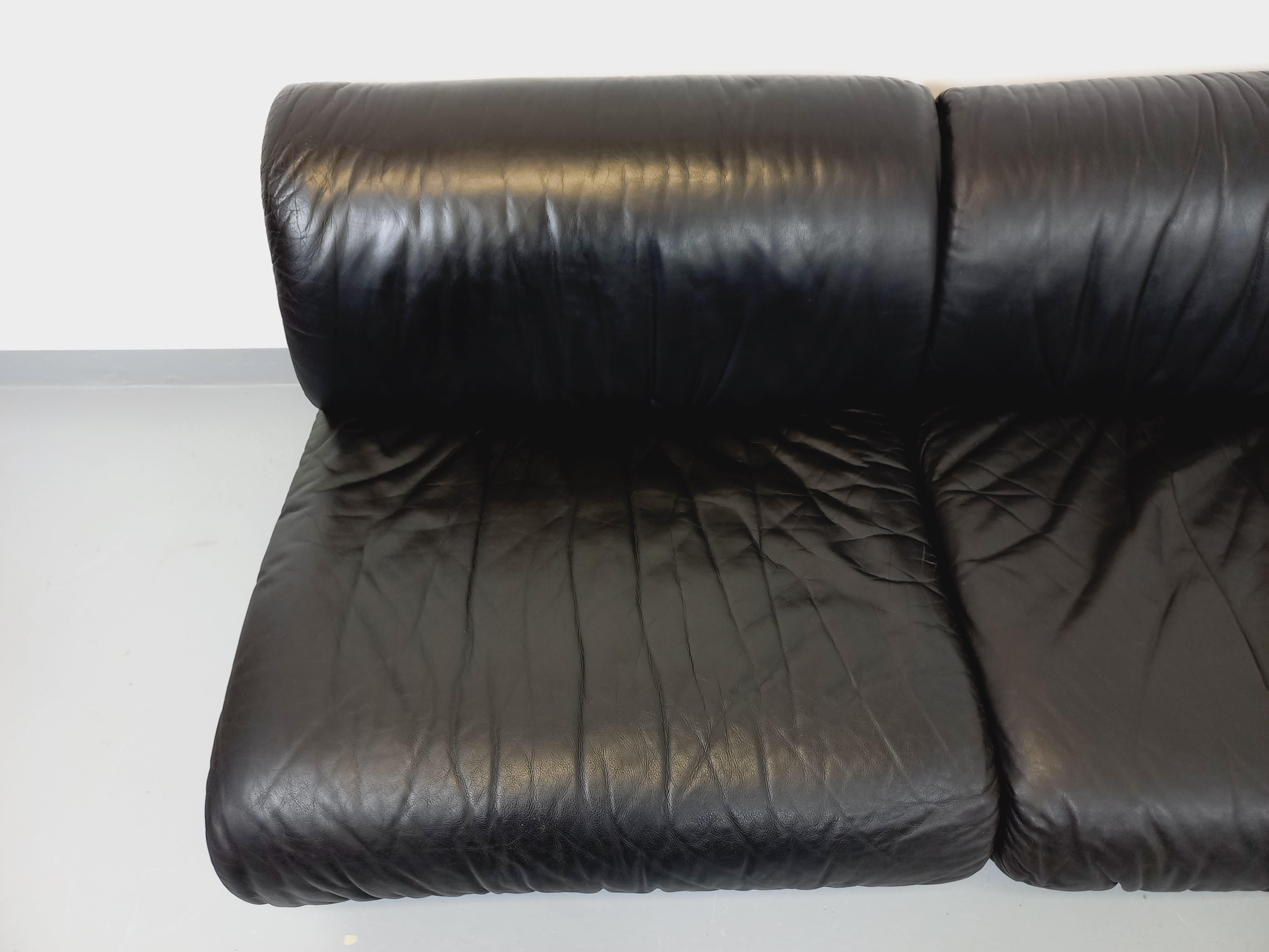 Suite de 3 fauteuils chauffeuses italiennes Delta vintage en cuir noir années 70 14