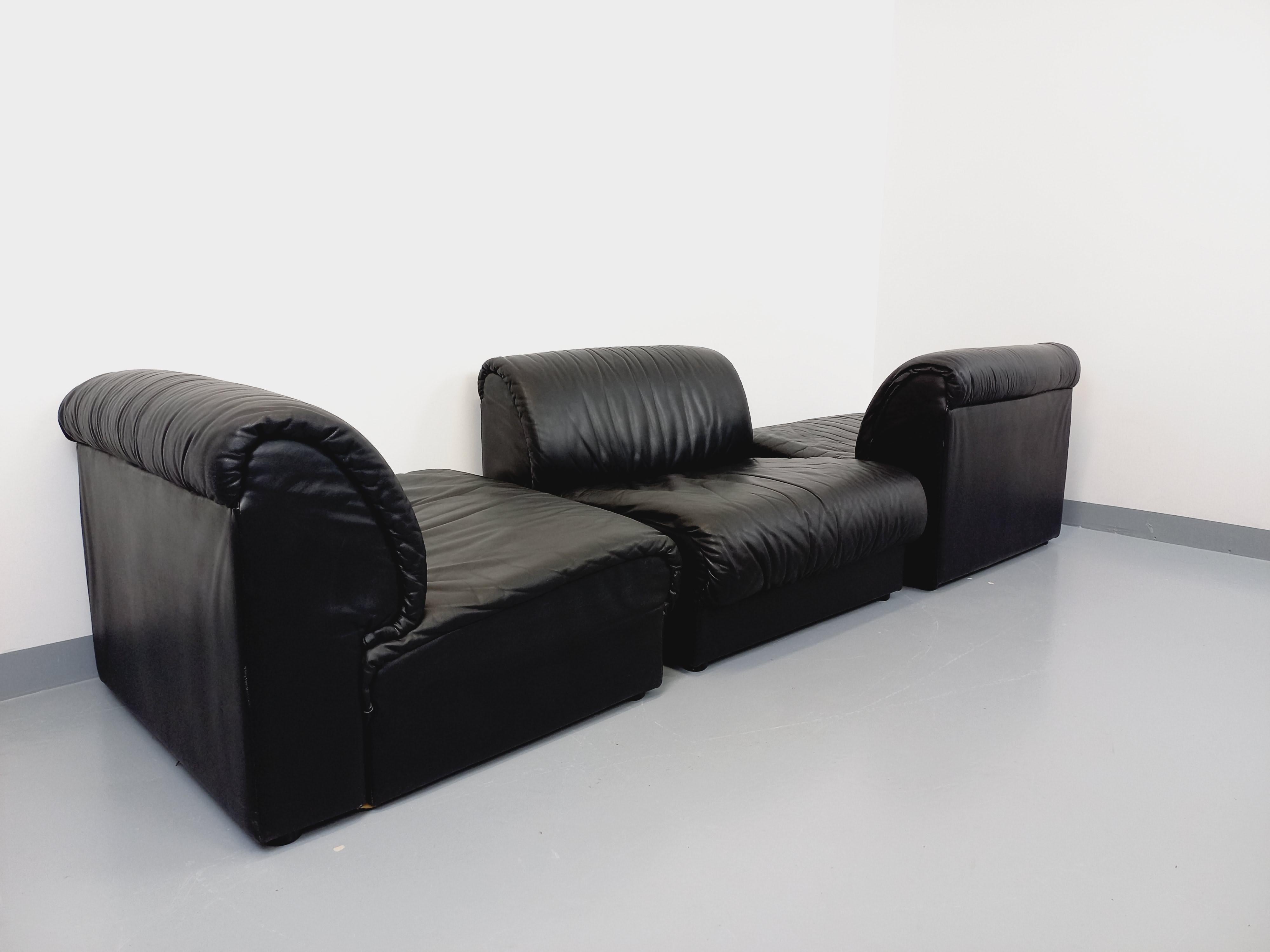 Suite de 3 fauteuils chauffeuses italiennes Delta vintage en cuir noir années 70 Bon état à BESANÇON, FR