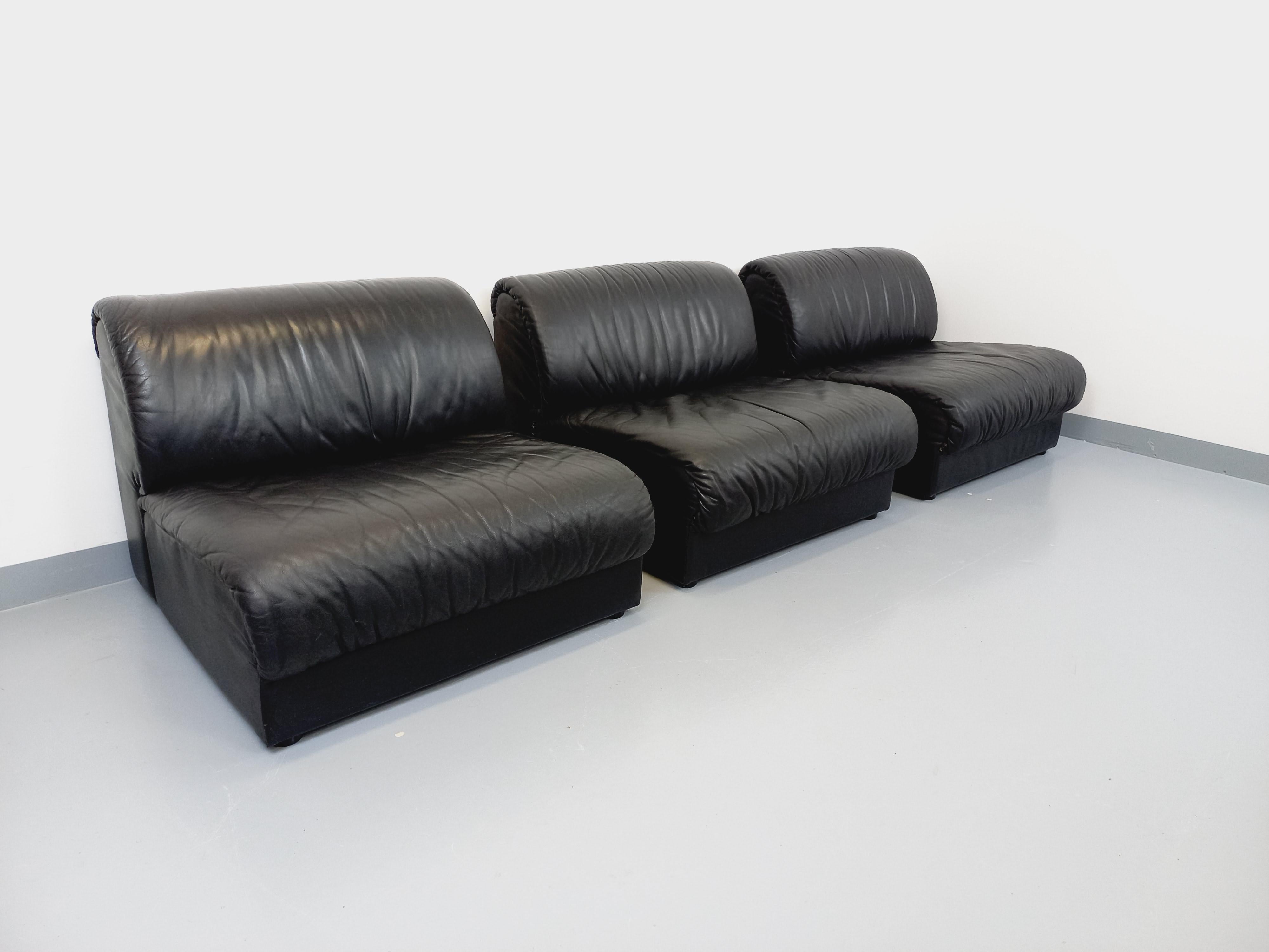 Fin du 20e siècle Suite de 3 fauteuils chauffeuses italiennes Delta vintage en cuir noir années 70