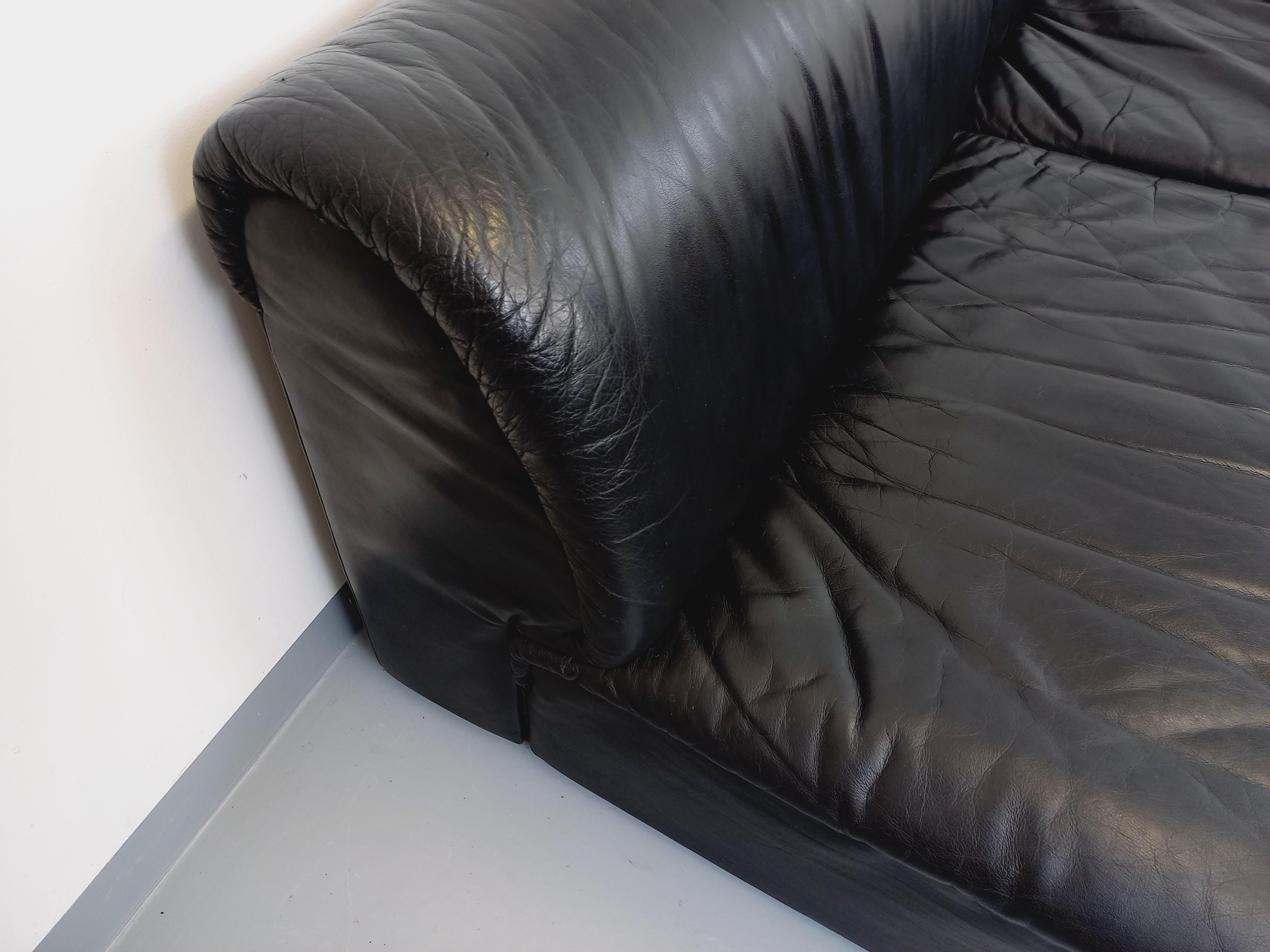 Cuir Suite de 3 fauteuils chauffeuses italiennes Delta vintage en cuir noir années 70