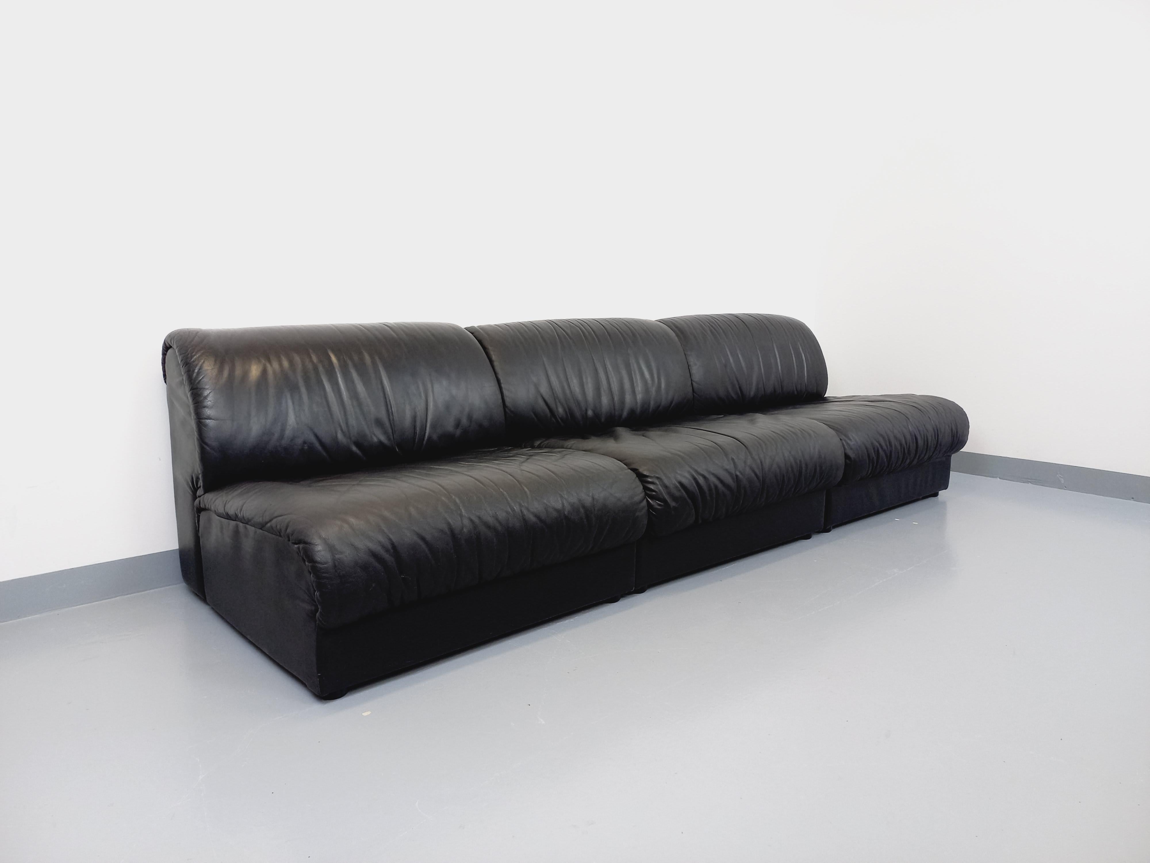 Suite de 3 fauteuils chauffeuses italiennes Delta vintage en cuir noir années 70 2