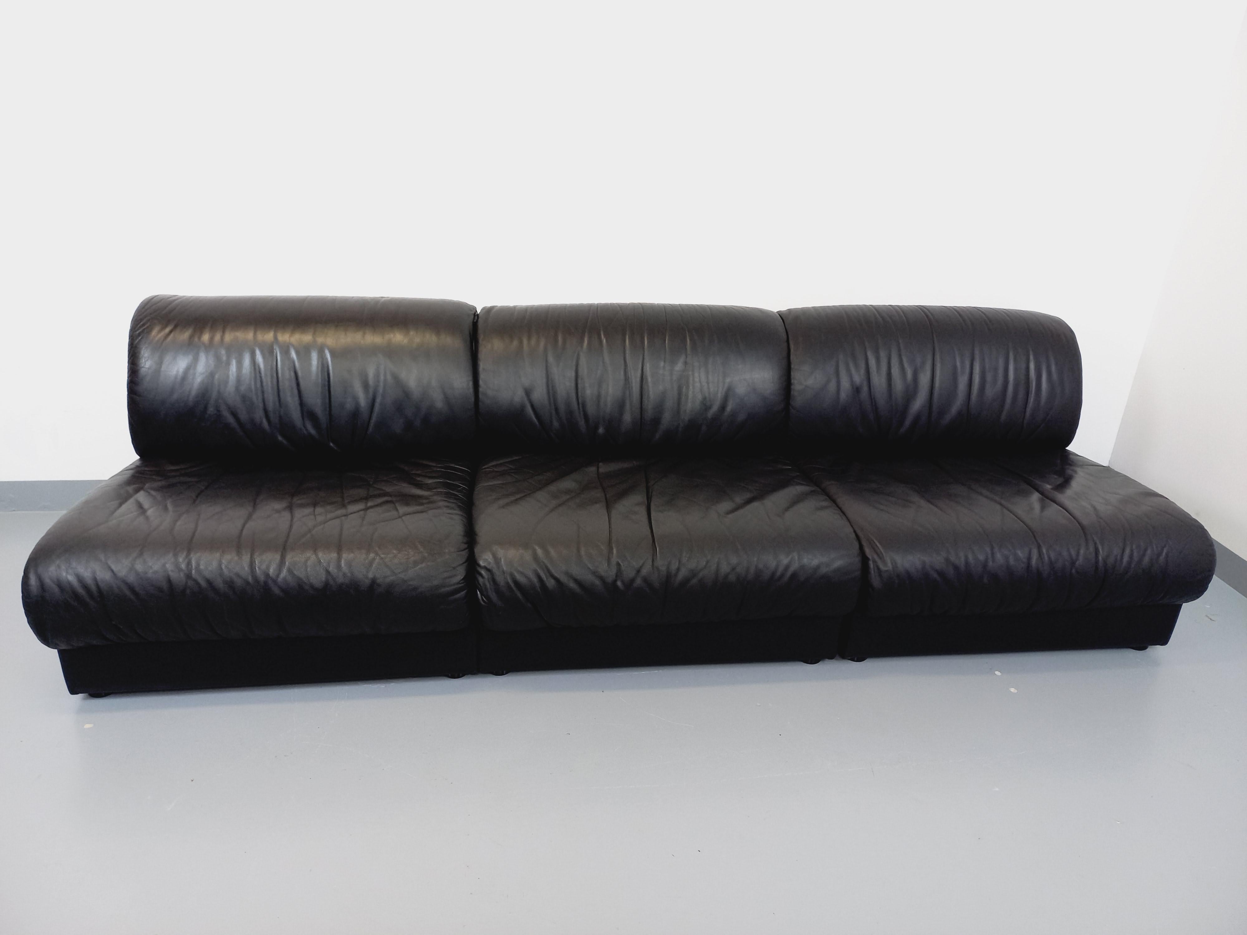 Suite de 3 fauteuils chauffeuses italiennes Delta vintage en cuir noir années 70 3