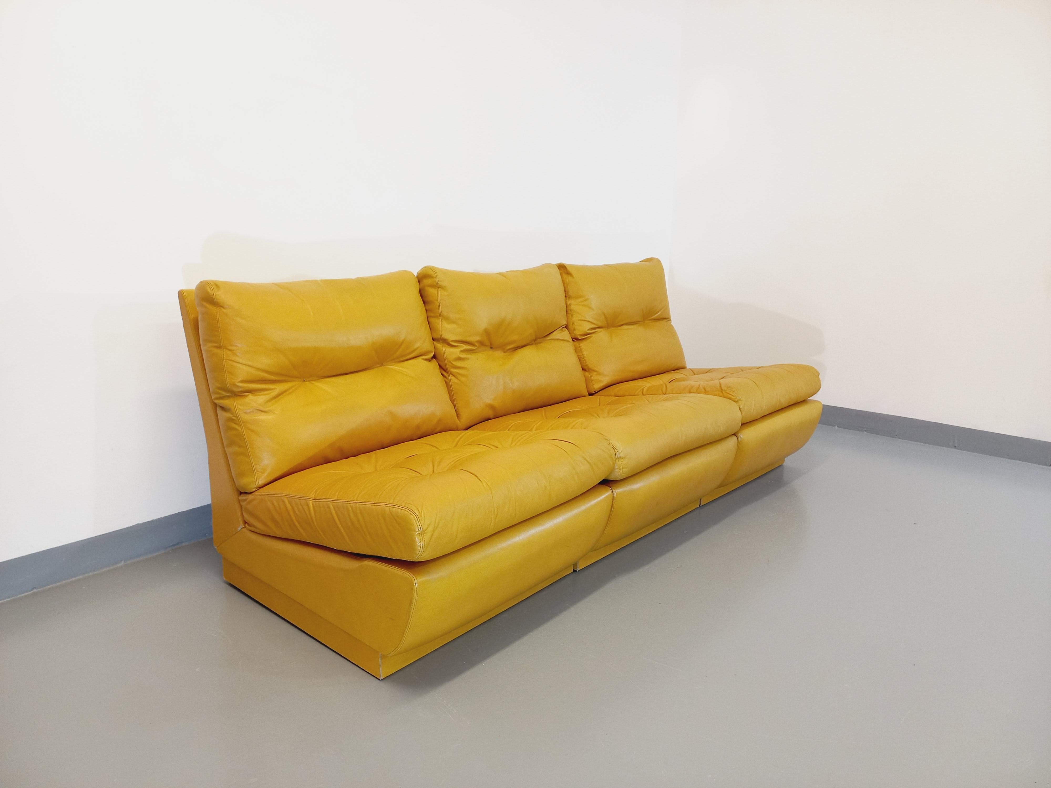 Suite di 3 fauteuils chauffeuses Roche Bobois vintage en cuir jaune moutarde in vendita 3