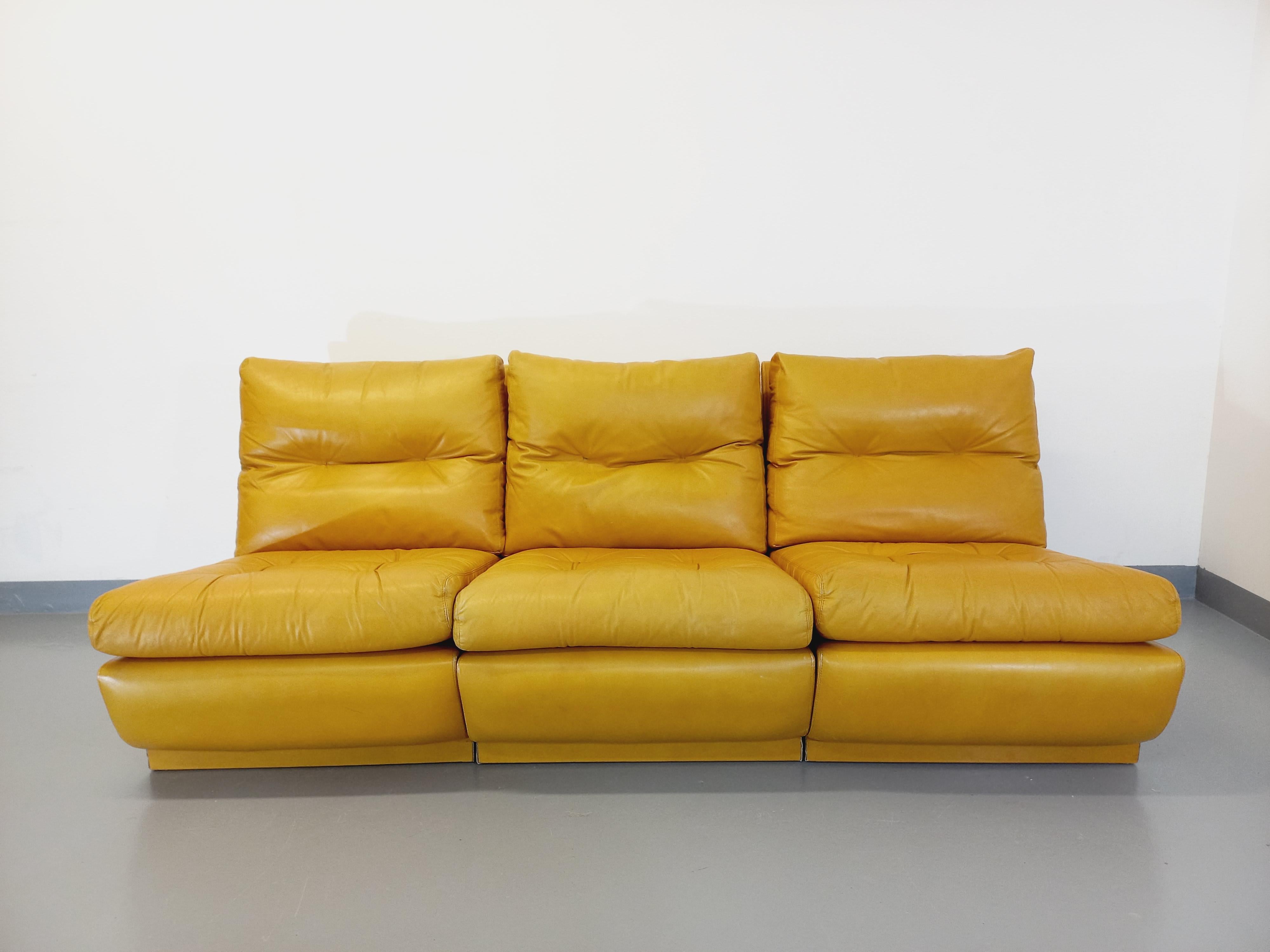 Suite di 3 fauteuils chauffeuses Roche Bobois vintage en cuir jaune moutarde in vendita 4